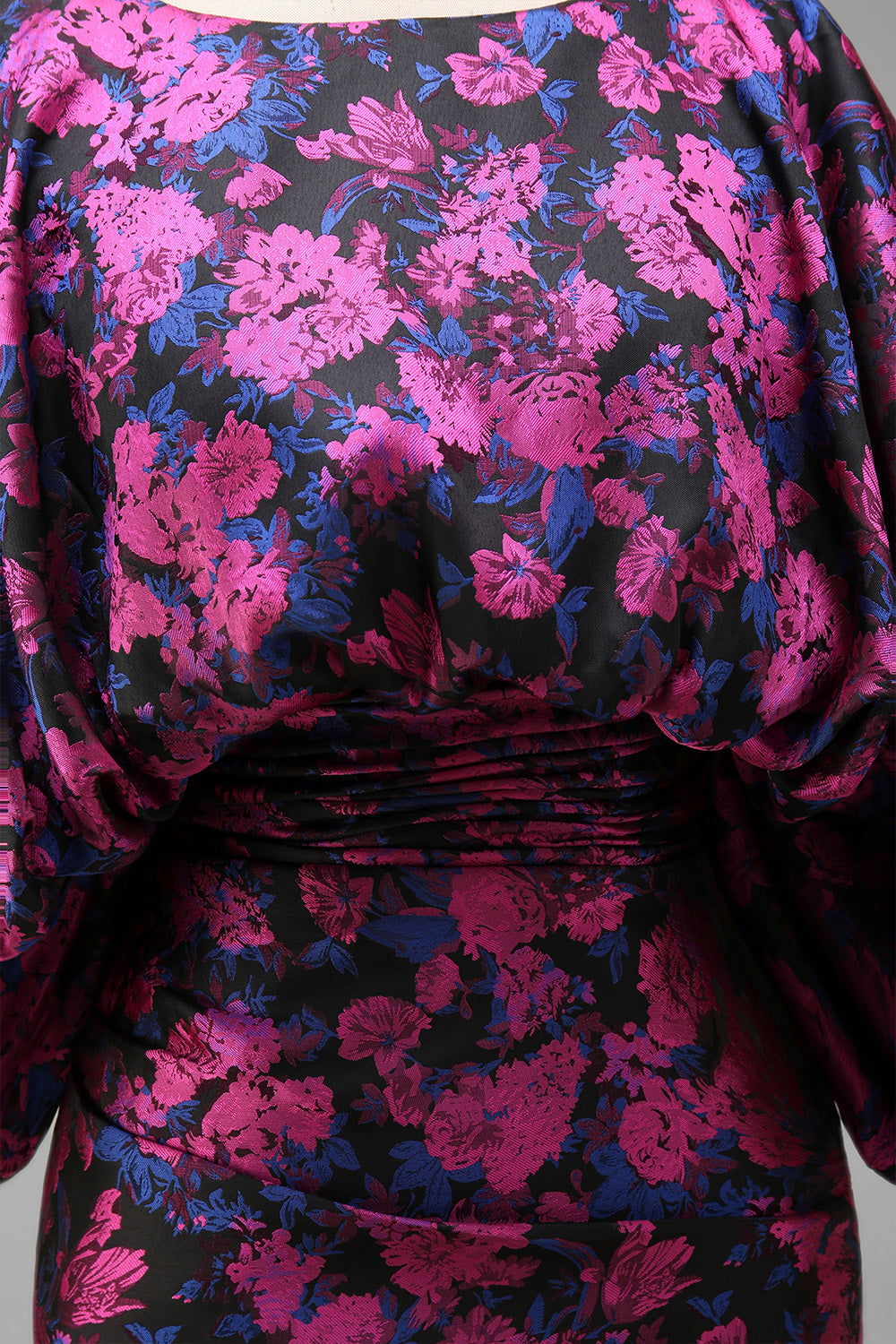 Robe fourreau fuchsia imprimée fleurie froncée avec manches évasées pour mère de la mariée