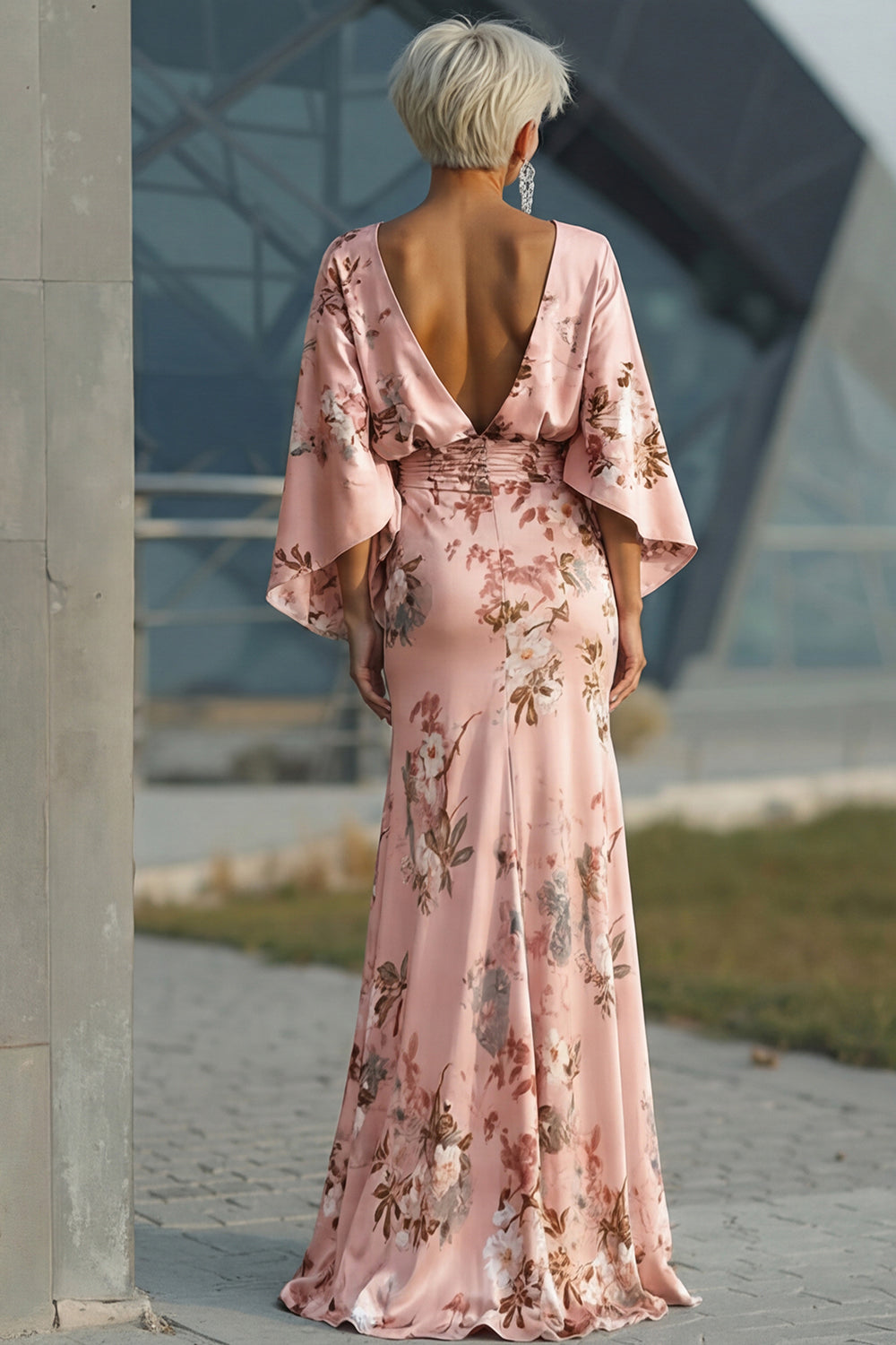 Robe fourreau en satin rose poudré imprimé floral, avec manches évasées, pour mère de la mariée