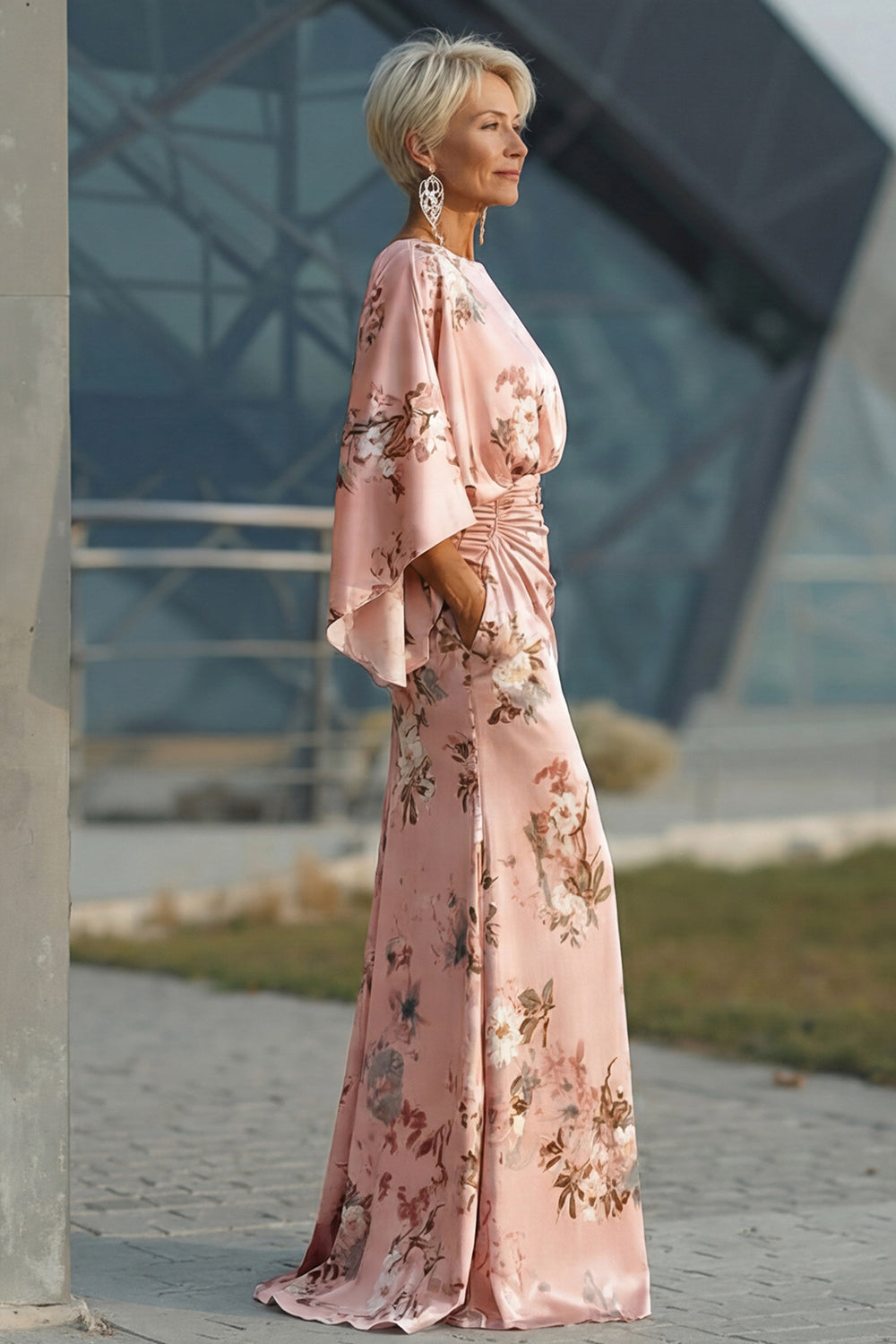 Robe fourreau en satin rose poudré imprimé floral, avec manches évasées, pour mère de la mariée