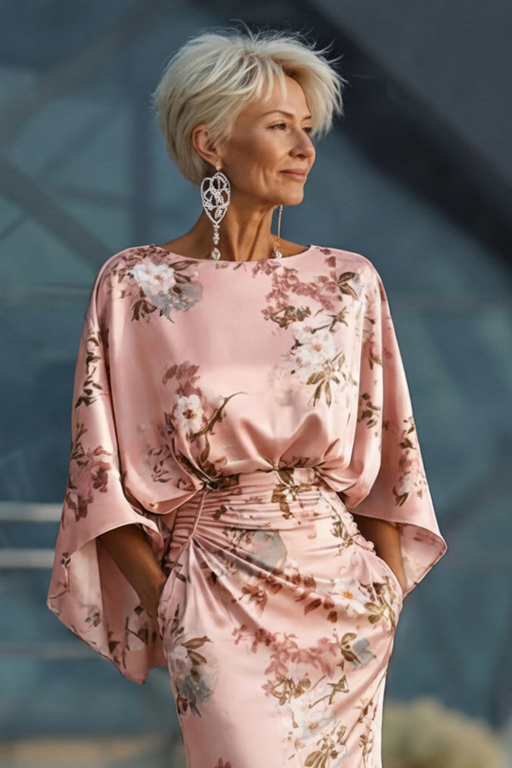 Robe fourreau en satin rose poudré imprimé floral, avec manches évasées, pour mère de la mariée