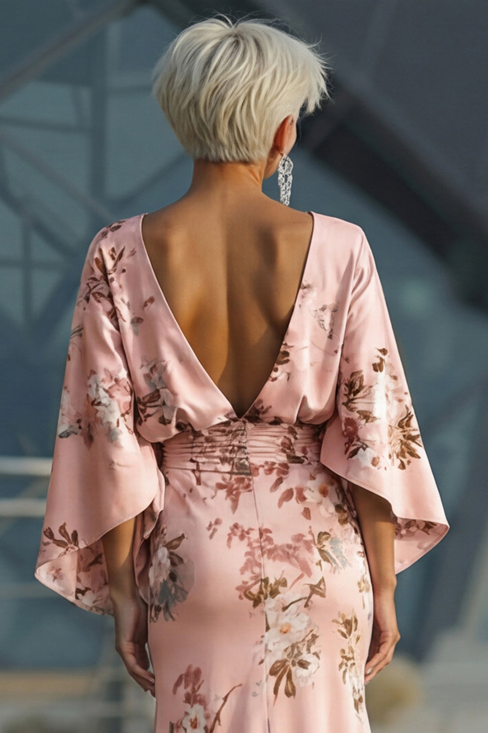 Robe fourreau en satin rose poudré imprimé floral, avec manches évasées, pour mère de la mariée