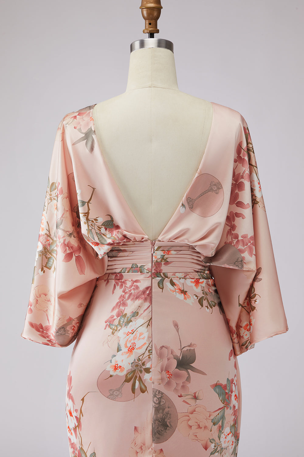 Robe fourreau en satin rose poudré imprimé floral, avec manches évasées, pour mère de la mariée