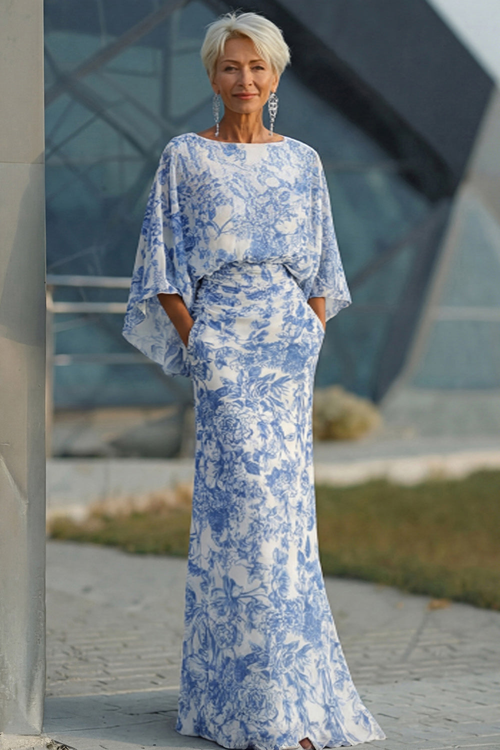 Robe fourreau florale bleue pour mère de la mariée avec manches évasées