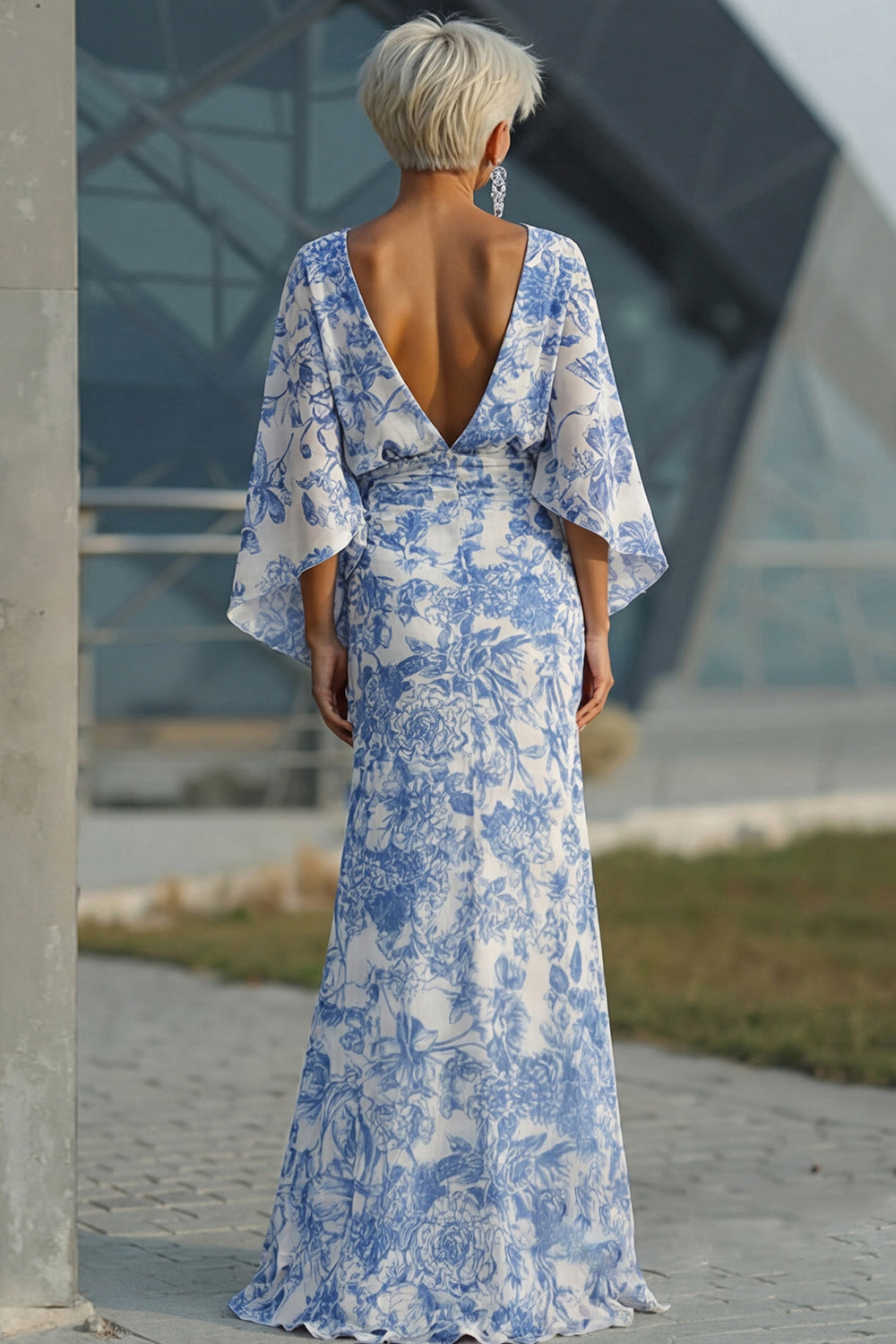 Robe fourreau florale bleue pour mère de la mariée avec manches évasées