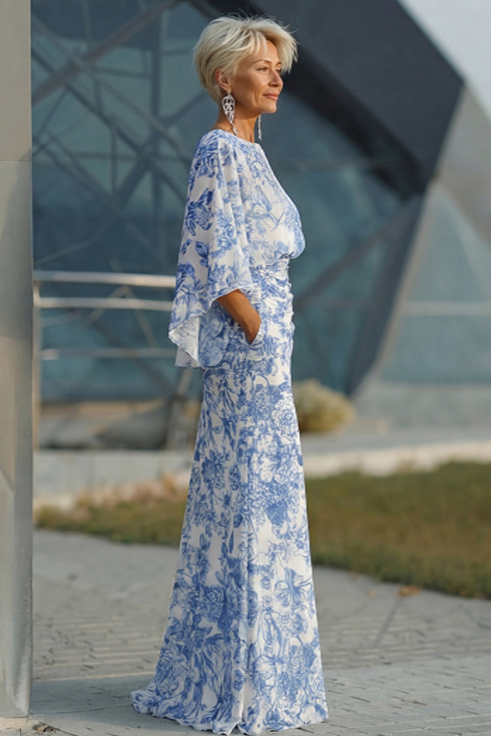 Robe fourreau florale bleue pour mère de la mariée avec manches évasées