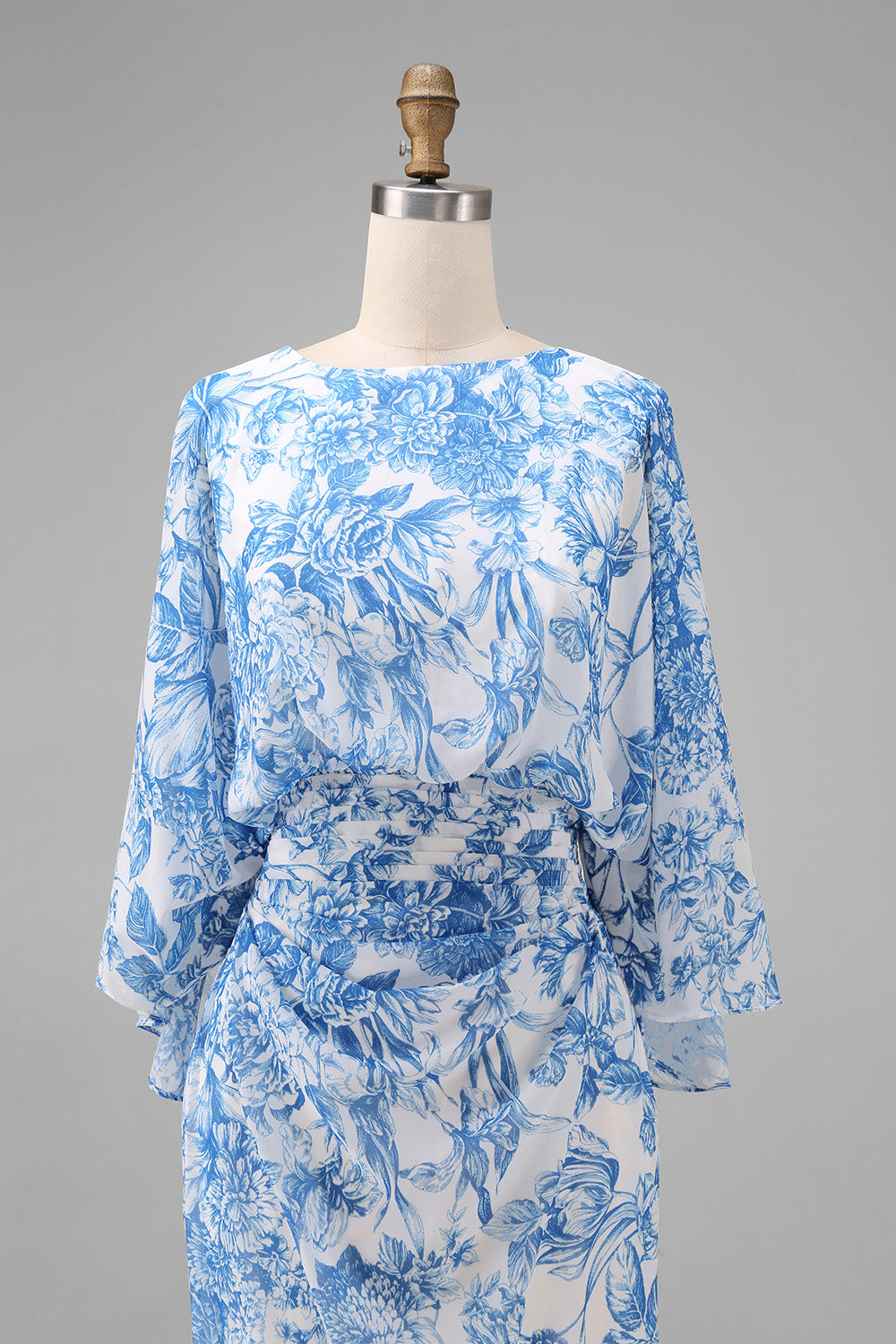 Robe fourreau florale bleue pour mère de la mariée avec manches évasées