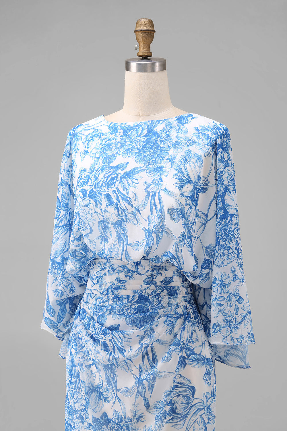 Robe fourreau florale bleue pour mère de la mariée avec manches évasées
