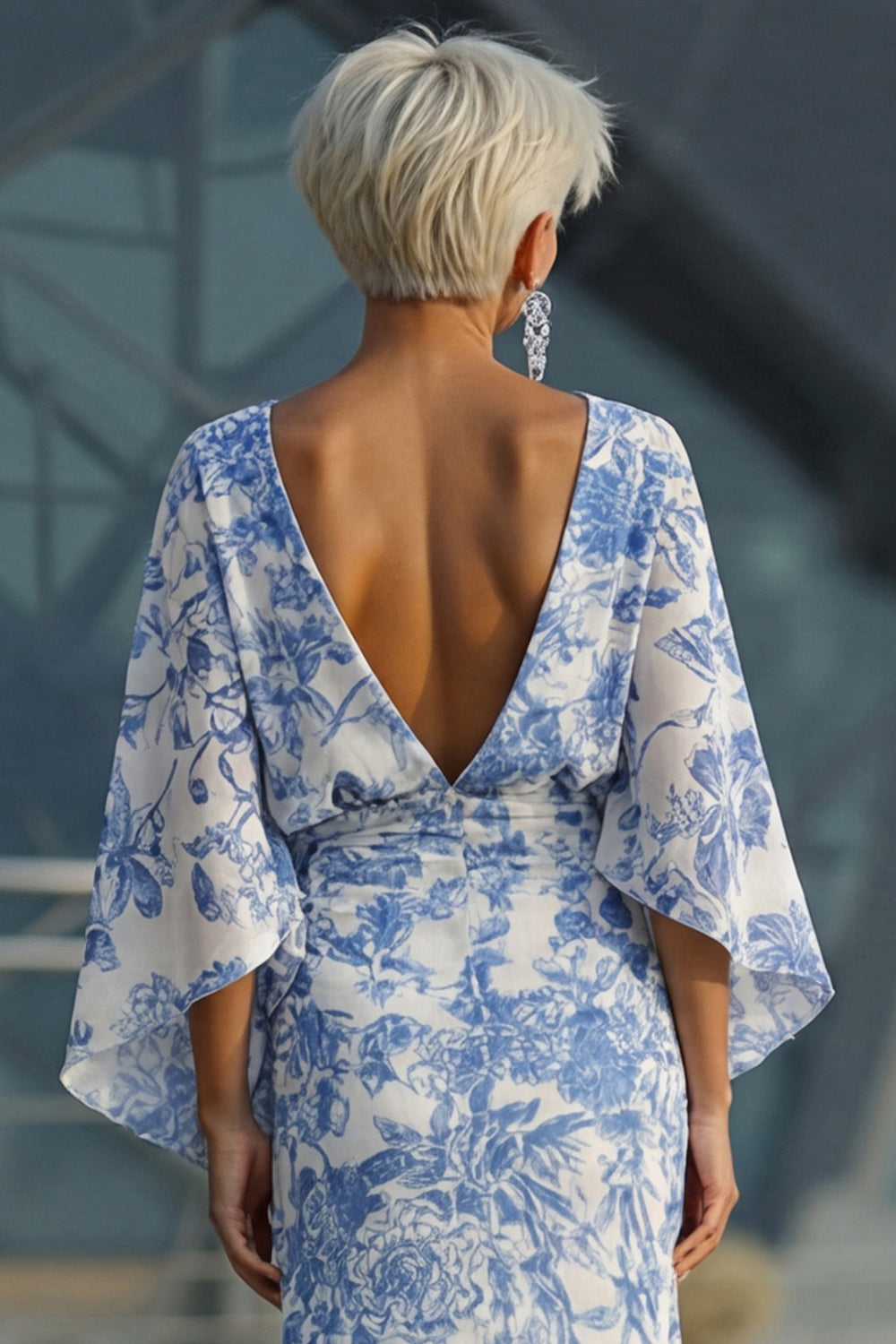 Robe fourreau florale bleue pour mère de la mariée avec manches évasées
