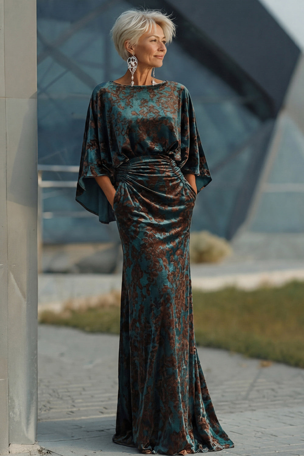Robe Mère de la mariée moulante vert foncé imprimée et froncée, à manches évasées