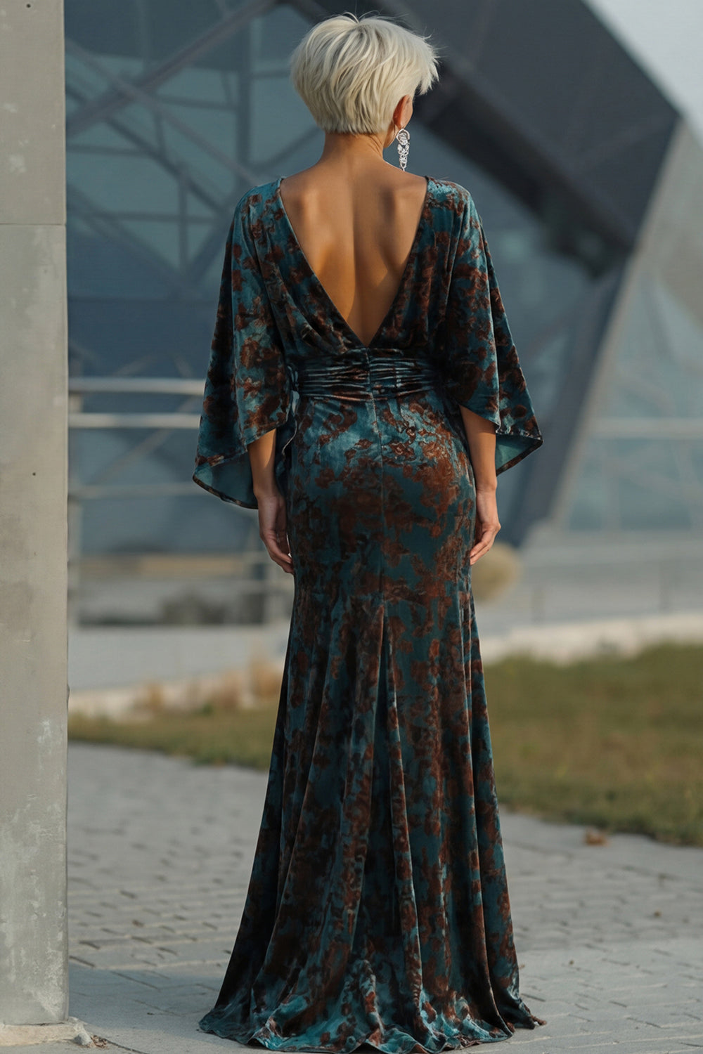 Robe Mère de la mariée moulante vert foncé imprimée et froncée, à manches évasées