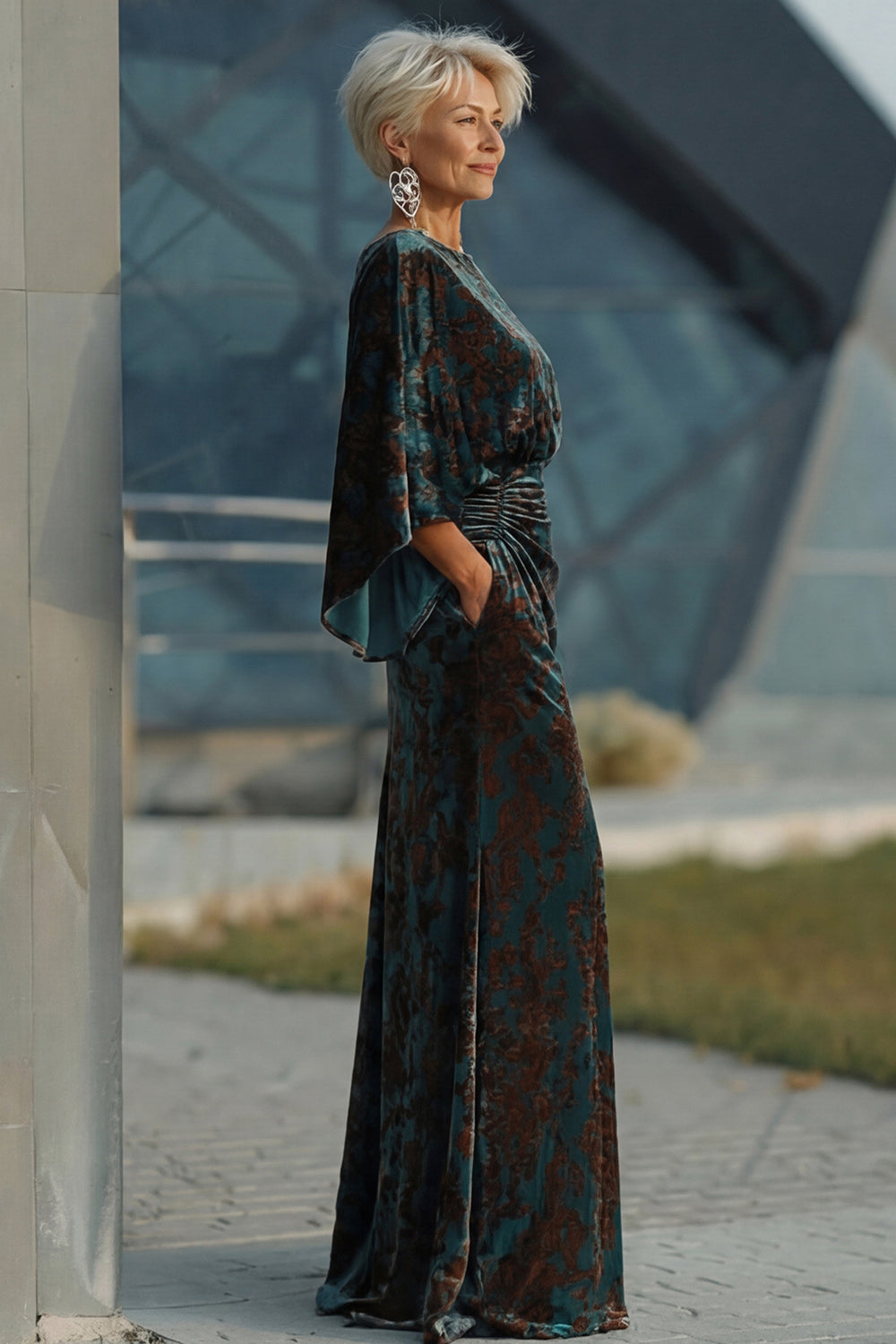 Robe Mère de la mariée moulante vert foncé imprimée et froncée, à manches évasées