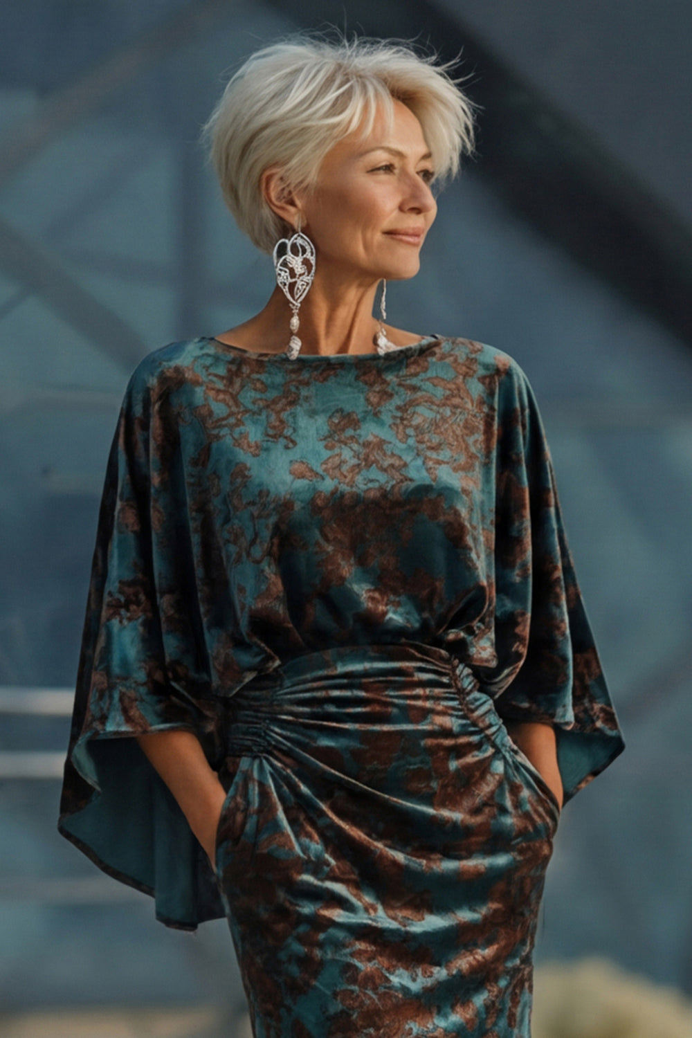 Robe Mère de la mariée moulante vert foncé imprimée et froncée, à manches évasées