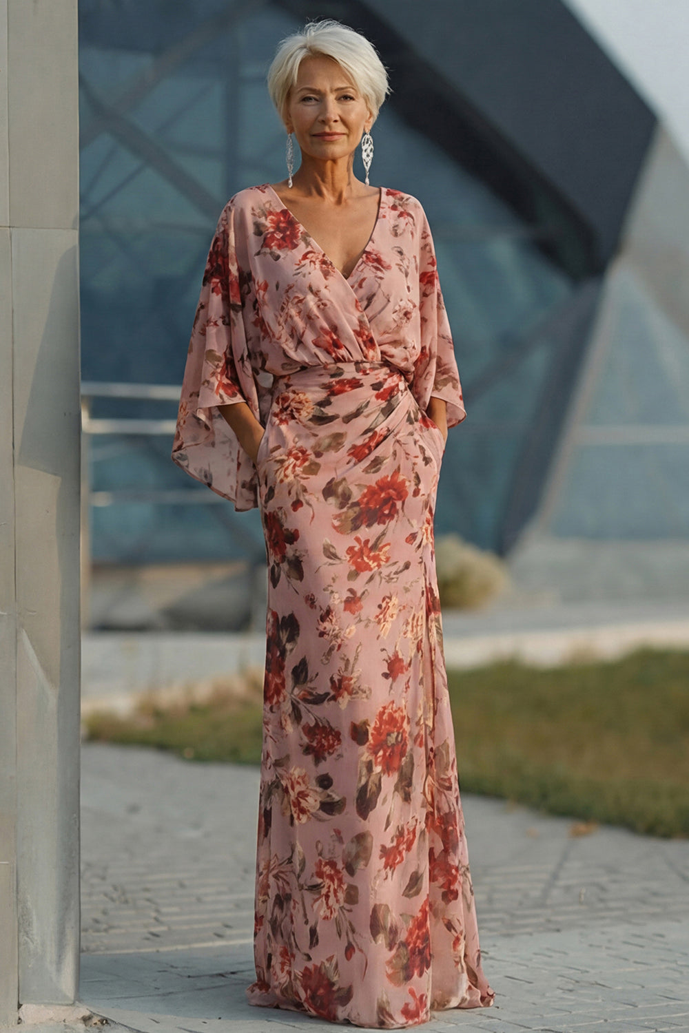 Robe fourreau longue col V fleuri rose poudré avec manches évasées pour mère de la mariée