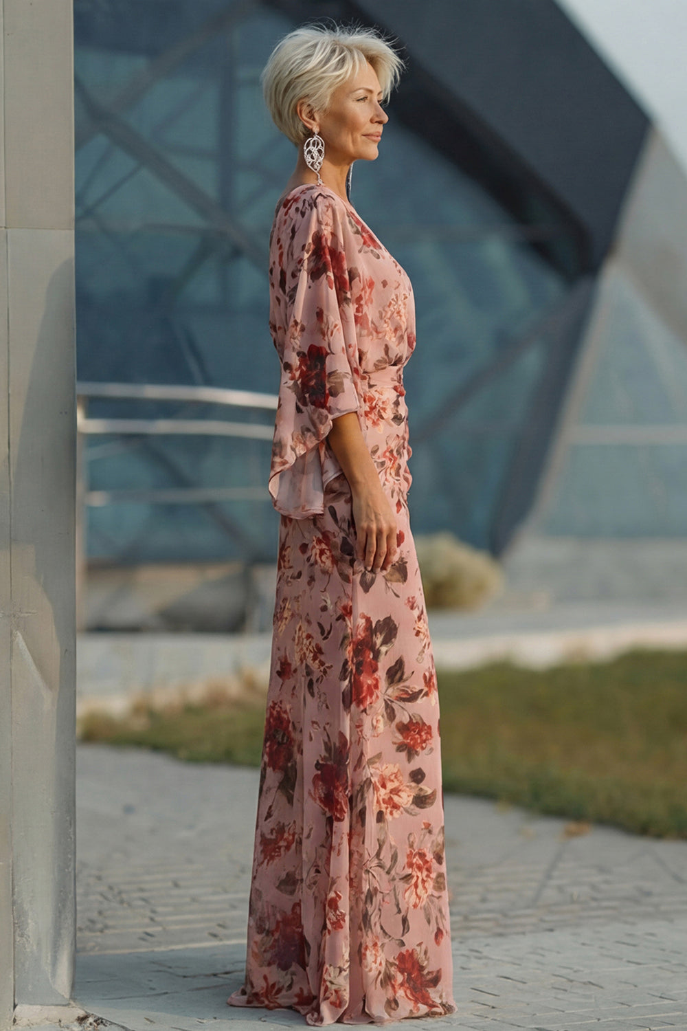 Robe fourreau longue col V fleuri rose poudré avec manches évasées pour mère de la mariée