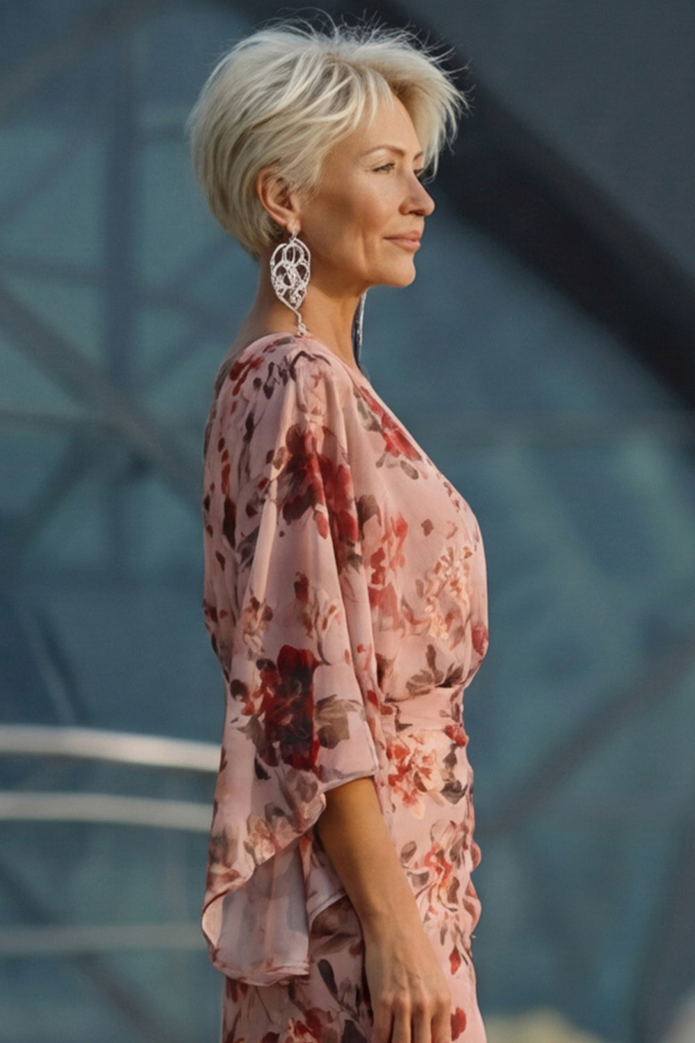 Robe fourreau longue col V fleuri rose poudré avec manches évasées pour mère de la mariée