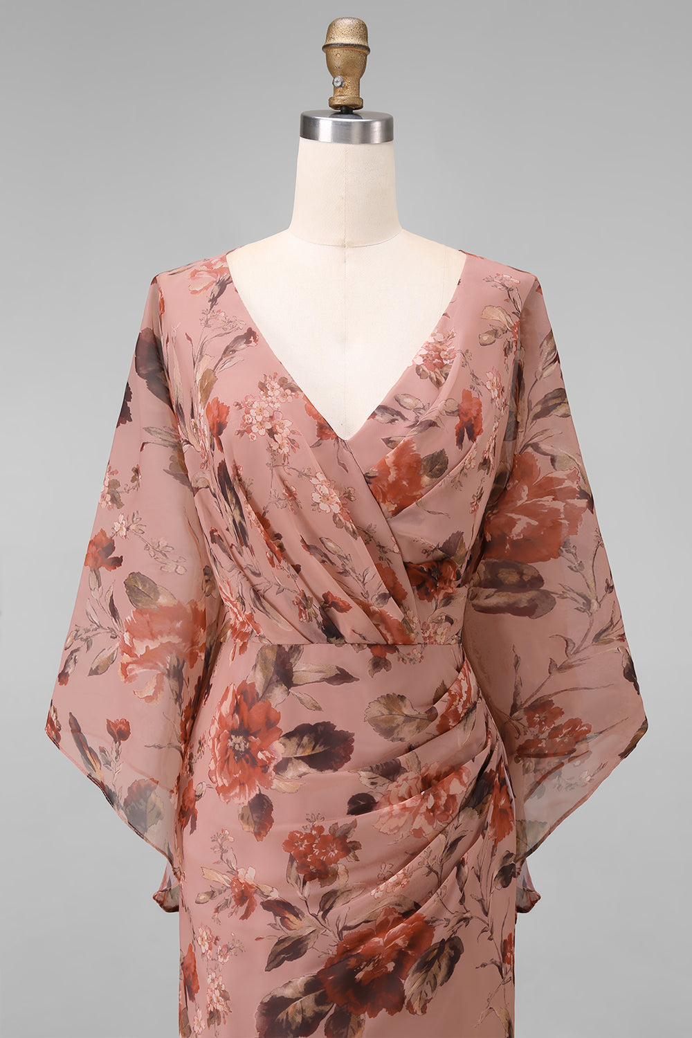 Robe fourreau longue col V fleuri rose poudré avec manches évasées pour mère de la mariée