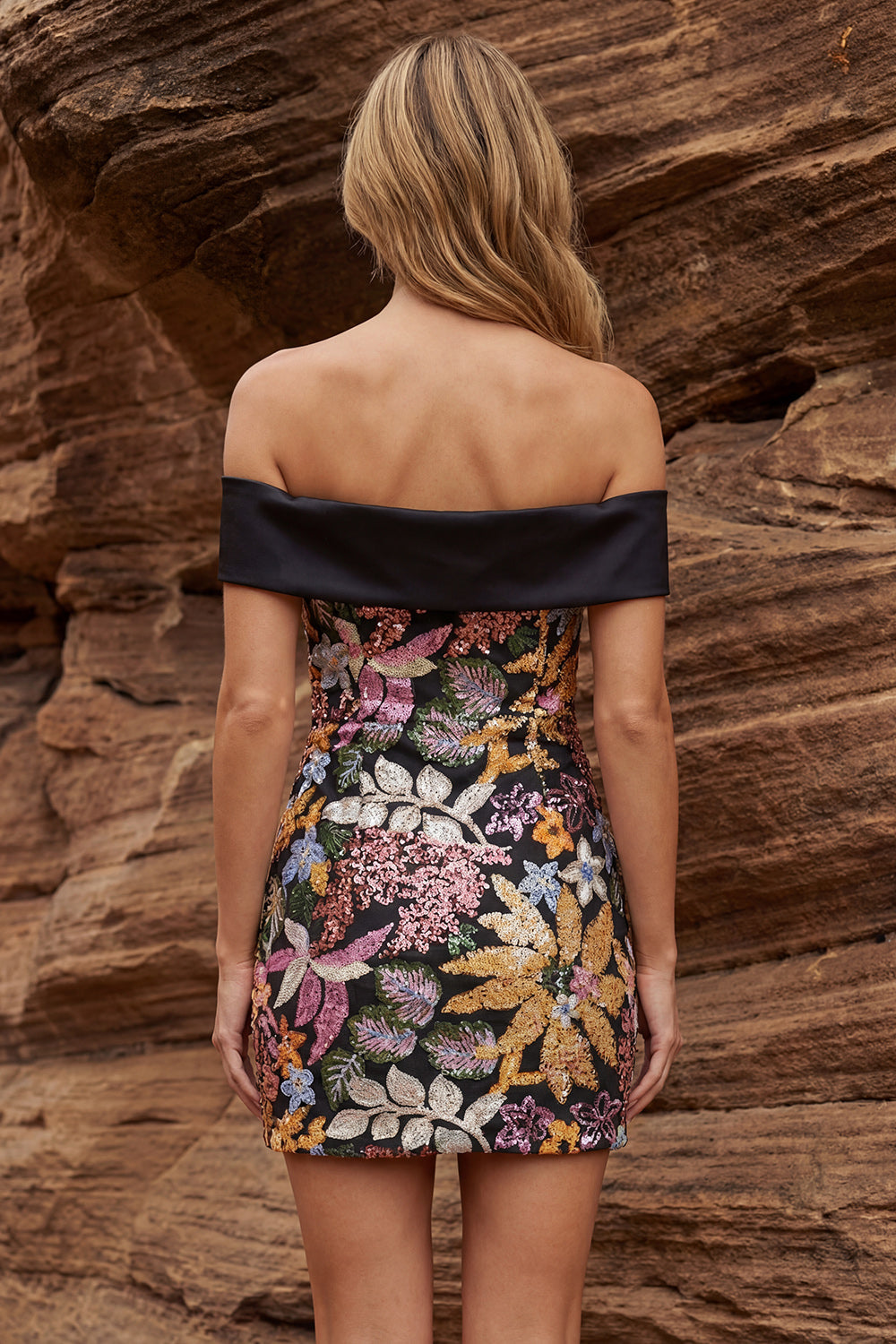 Robe de cocktail moulante noire scintillante à épaules dénudées avec paillettes