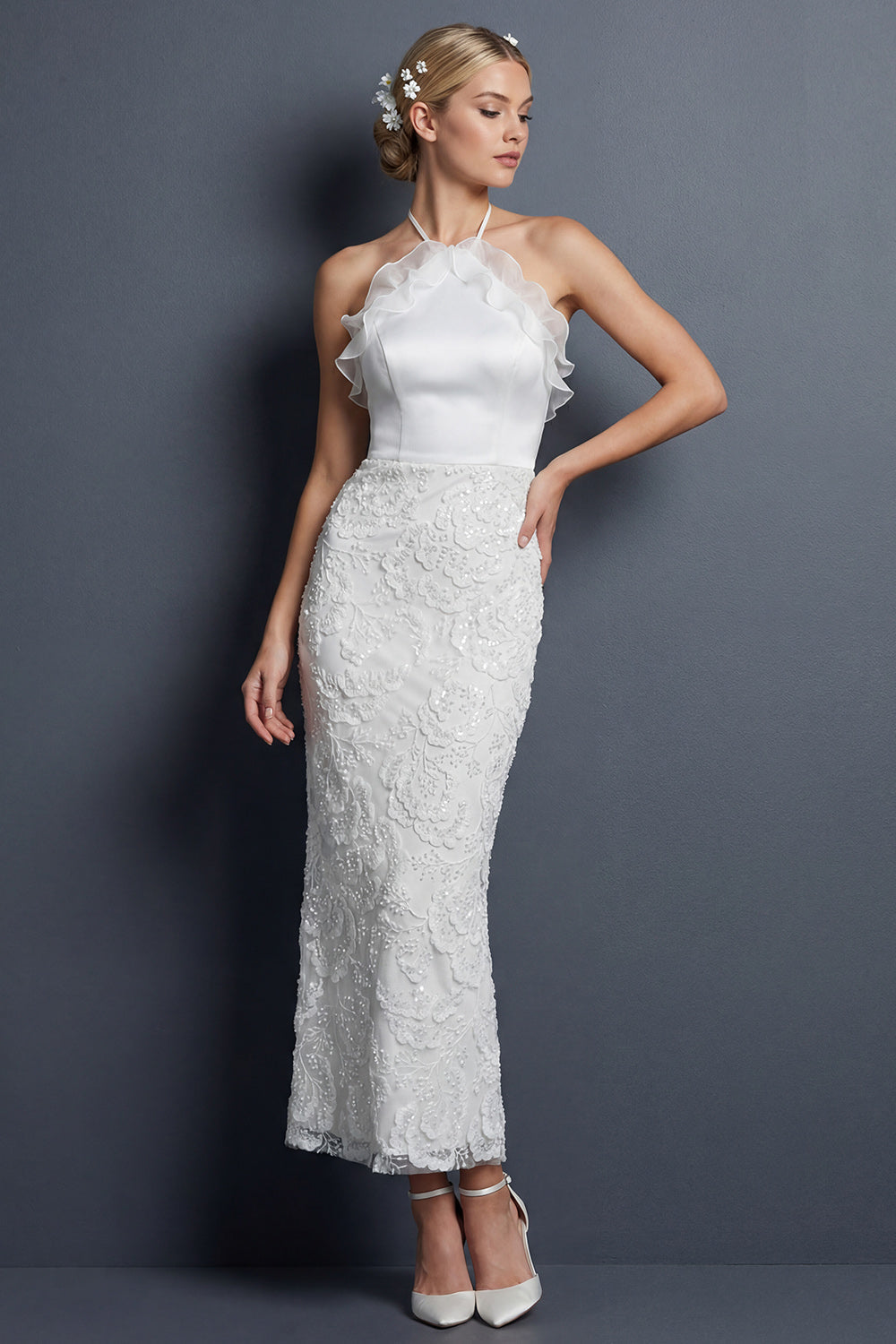 Robe de mariée longue blanche type fourreau dos nu avec volants
