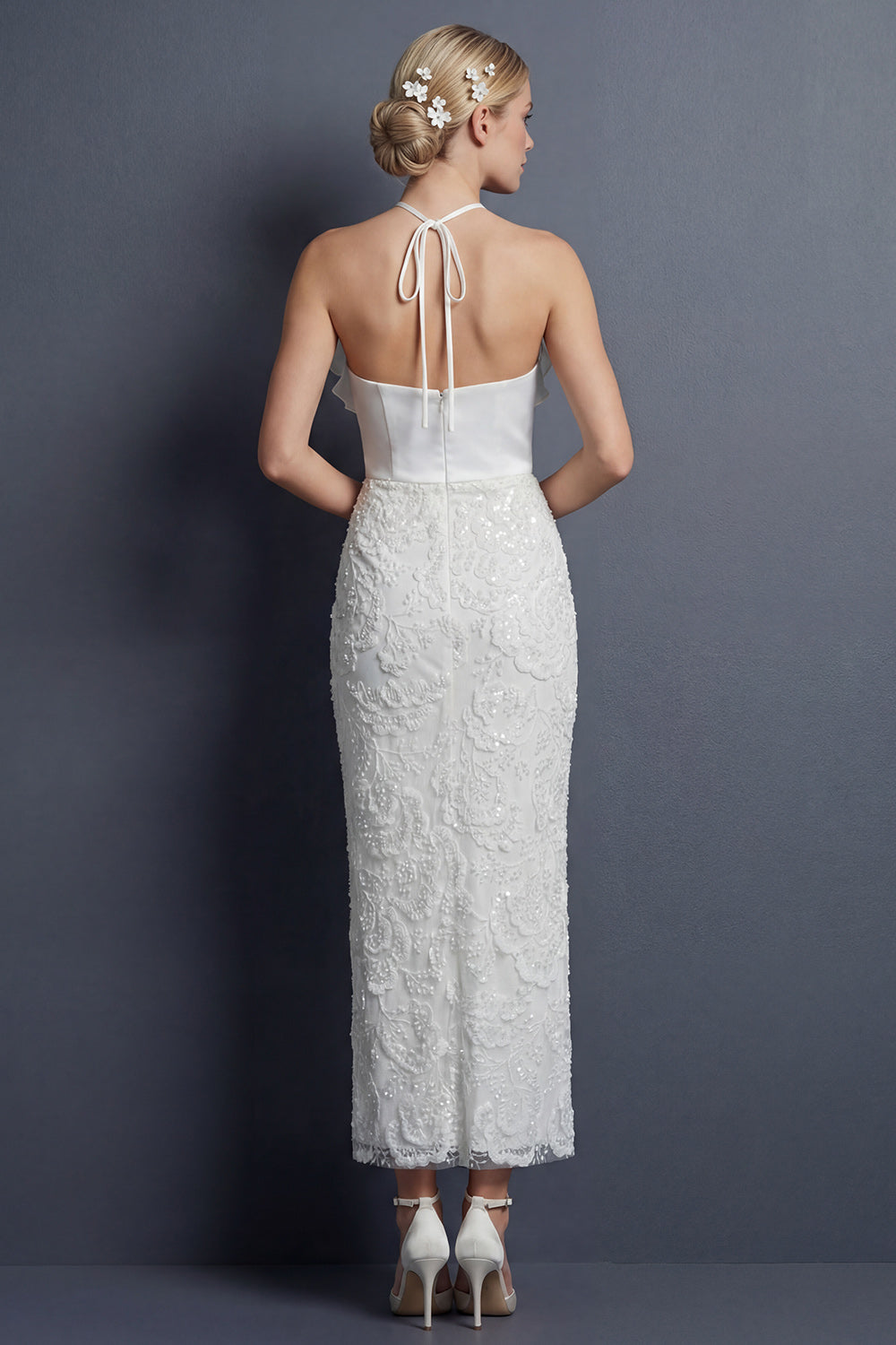 Robe de mariée longue blanche type fourreau dos nu avec volants