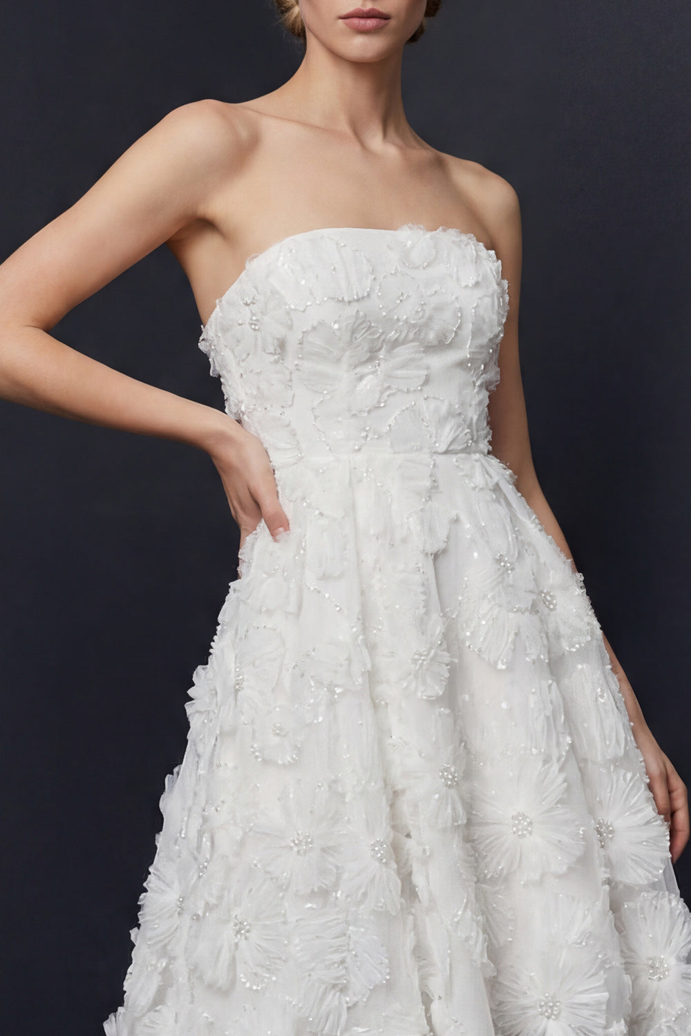 Robe de mariée bustier blanche évasée asymétrique avec fleurs 3D