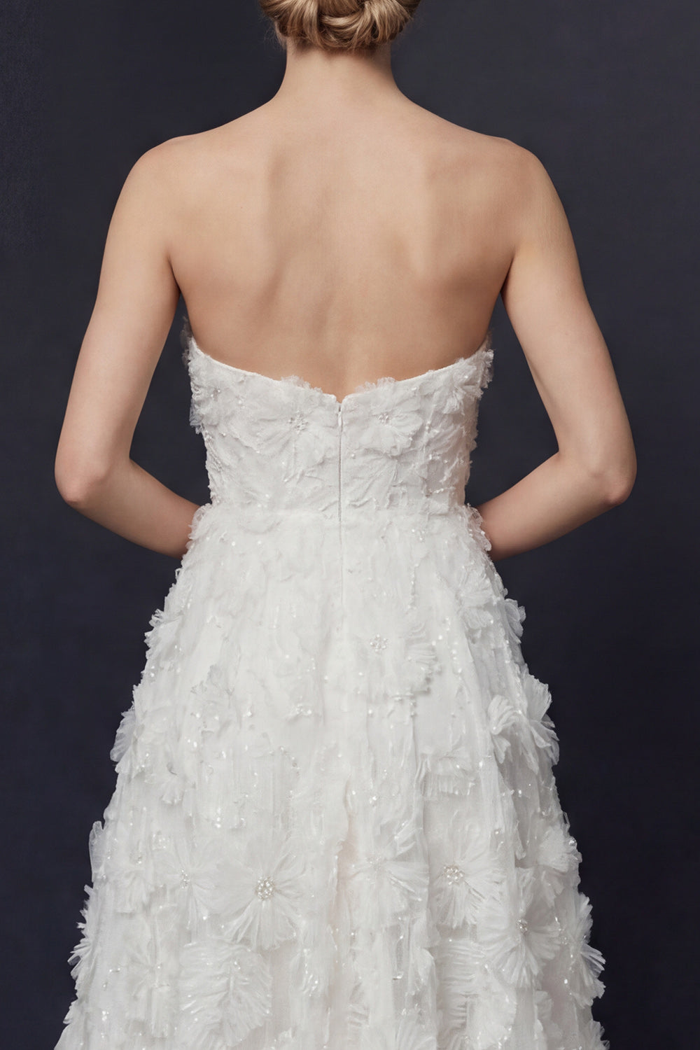 Robe de mariée bustier blanche évasée asymétrique avec fleurs 3D