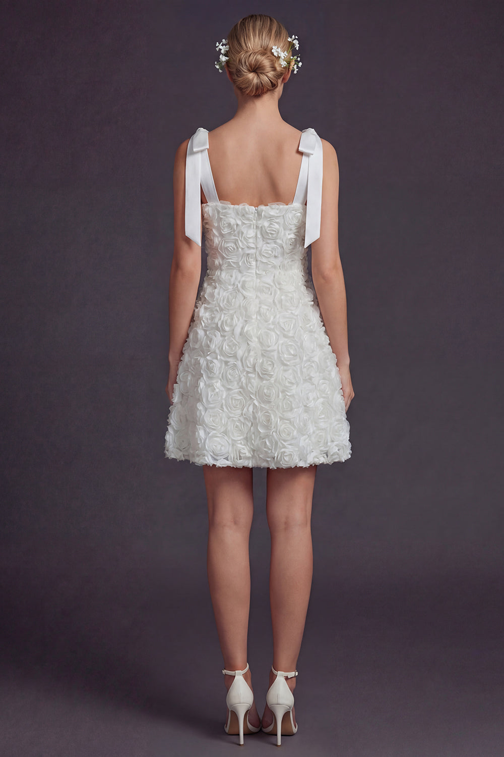 Robe de mariée courte trapèze à bretelles nœud blanc et fleurs 3D