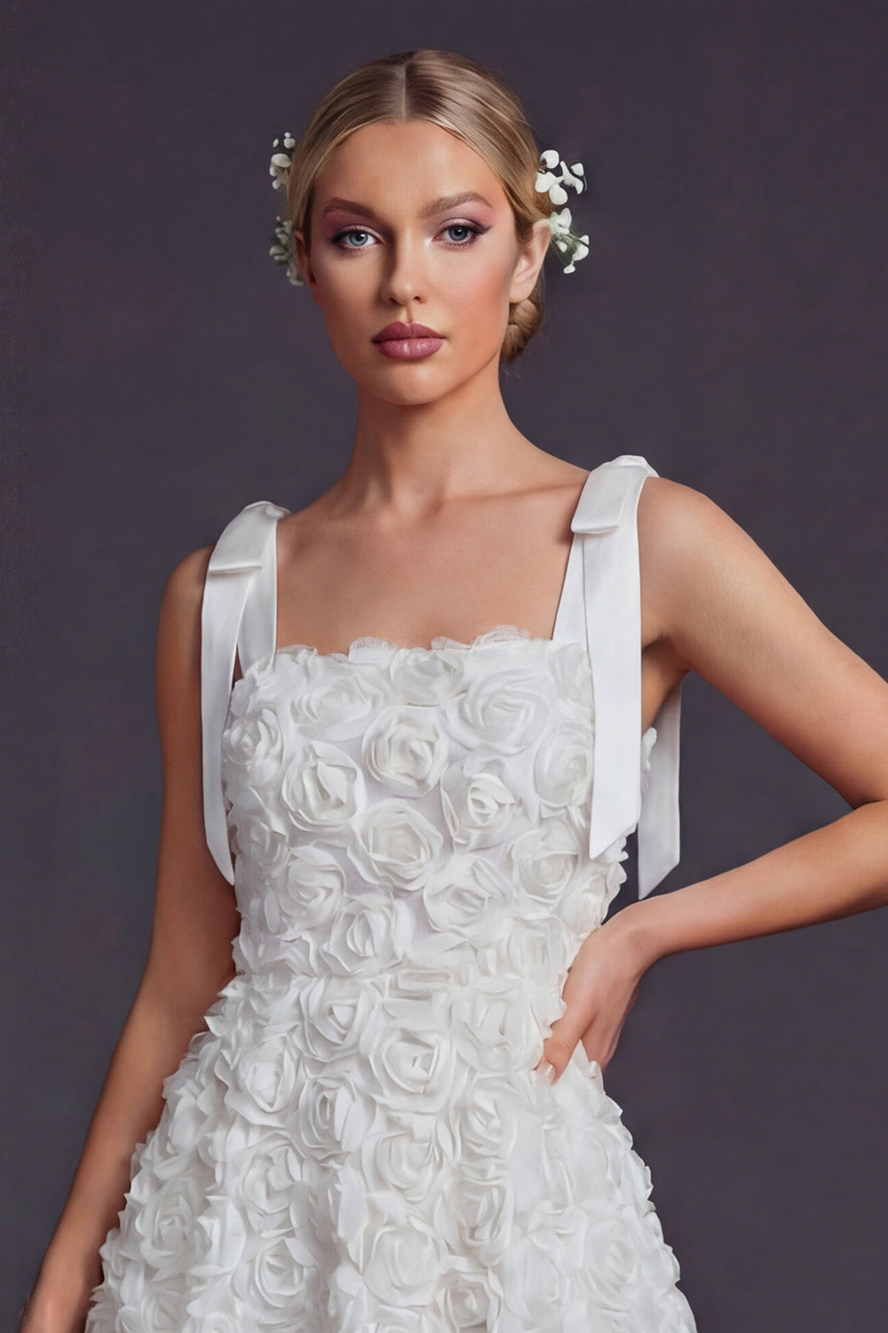 Robe de mariée courte trapèze à bretelles nœud blanc et fleurs 3D