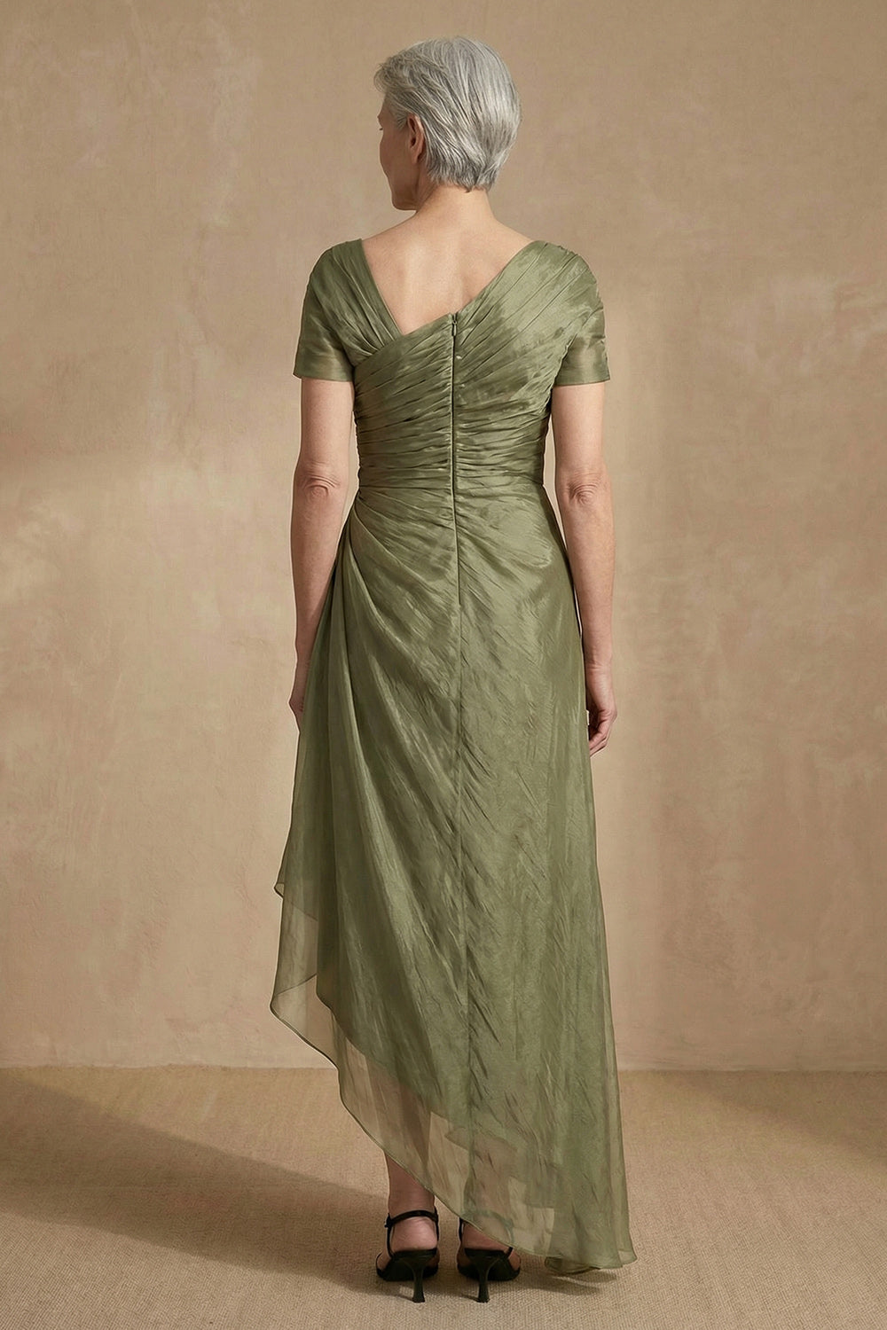Robe de mère de la mariée longue évasée à manches courtes froncée sauge poussiéreuse