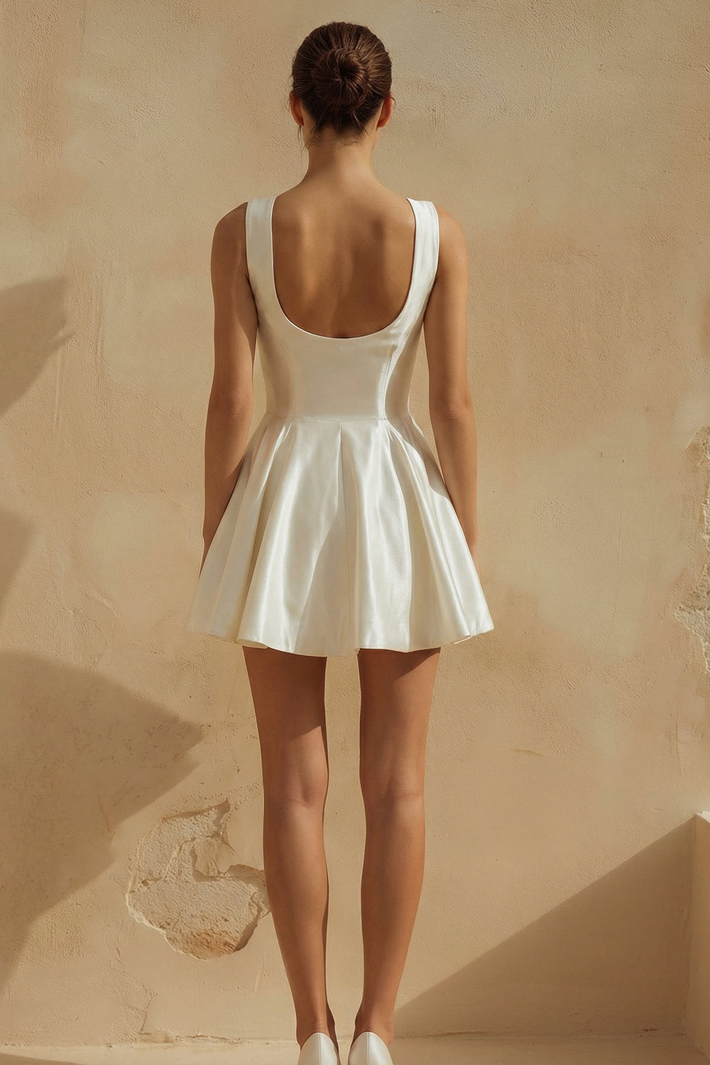 Robe courte trapèze blanche à col rond
