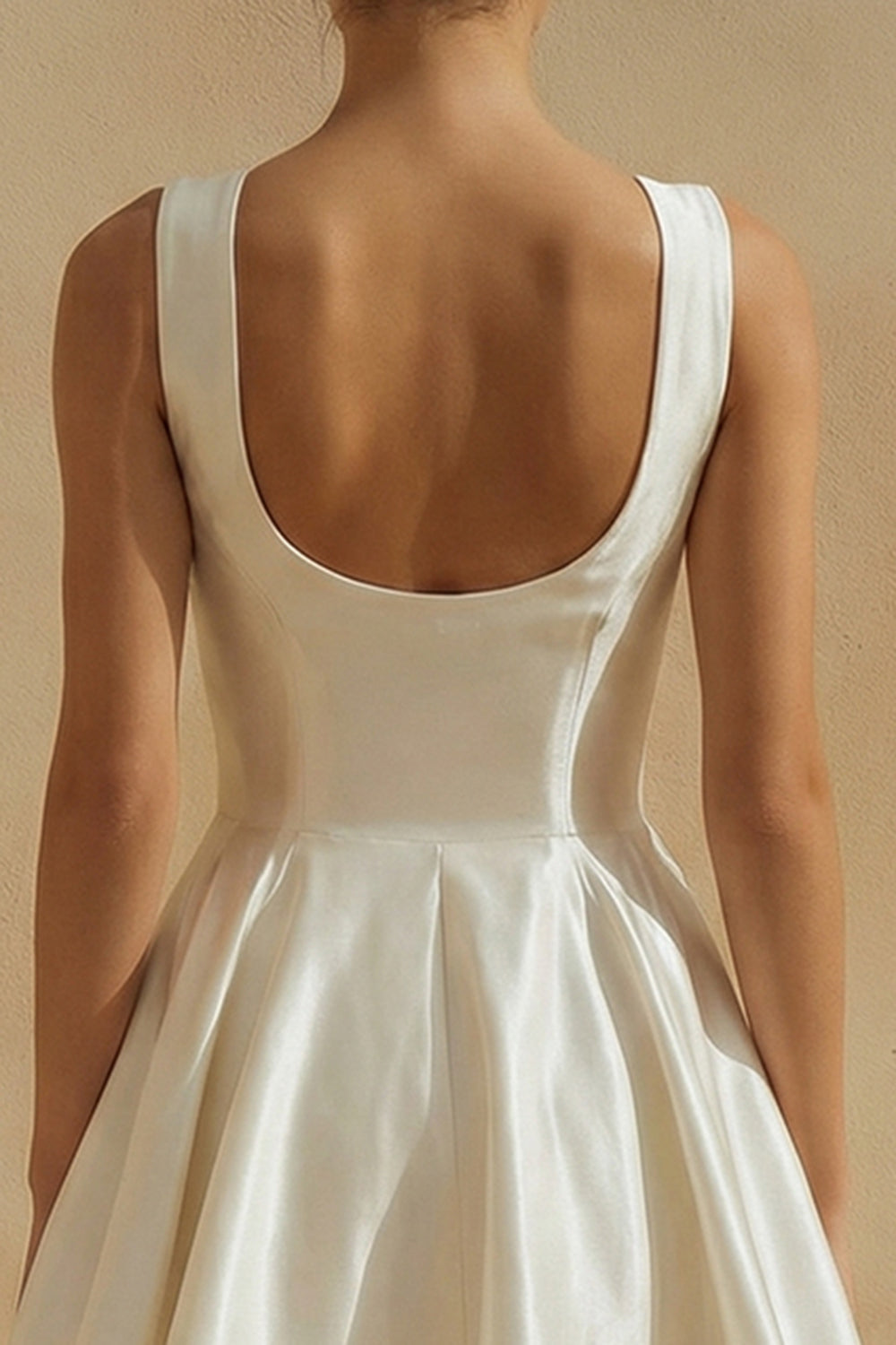 Robe courte trapèze blanche à col rond
