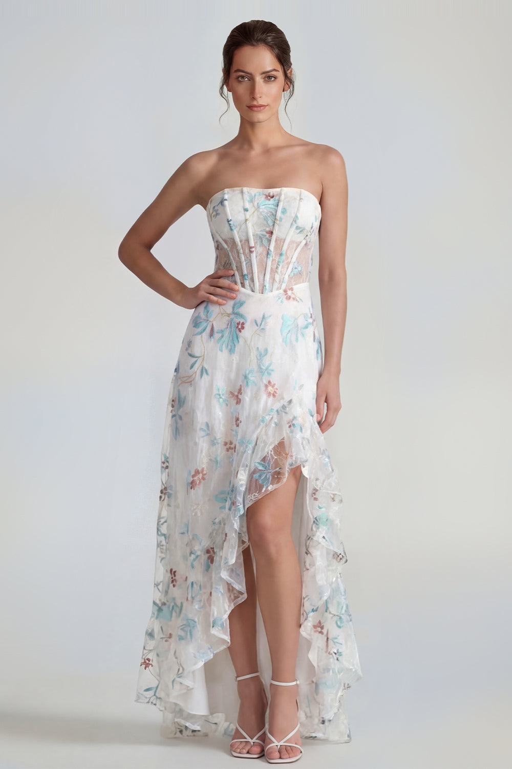Robe longue bustier en ligne A blanche, imprimé floral et fente à volants