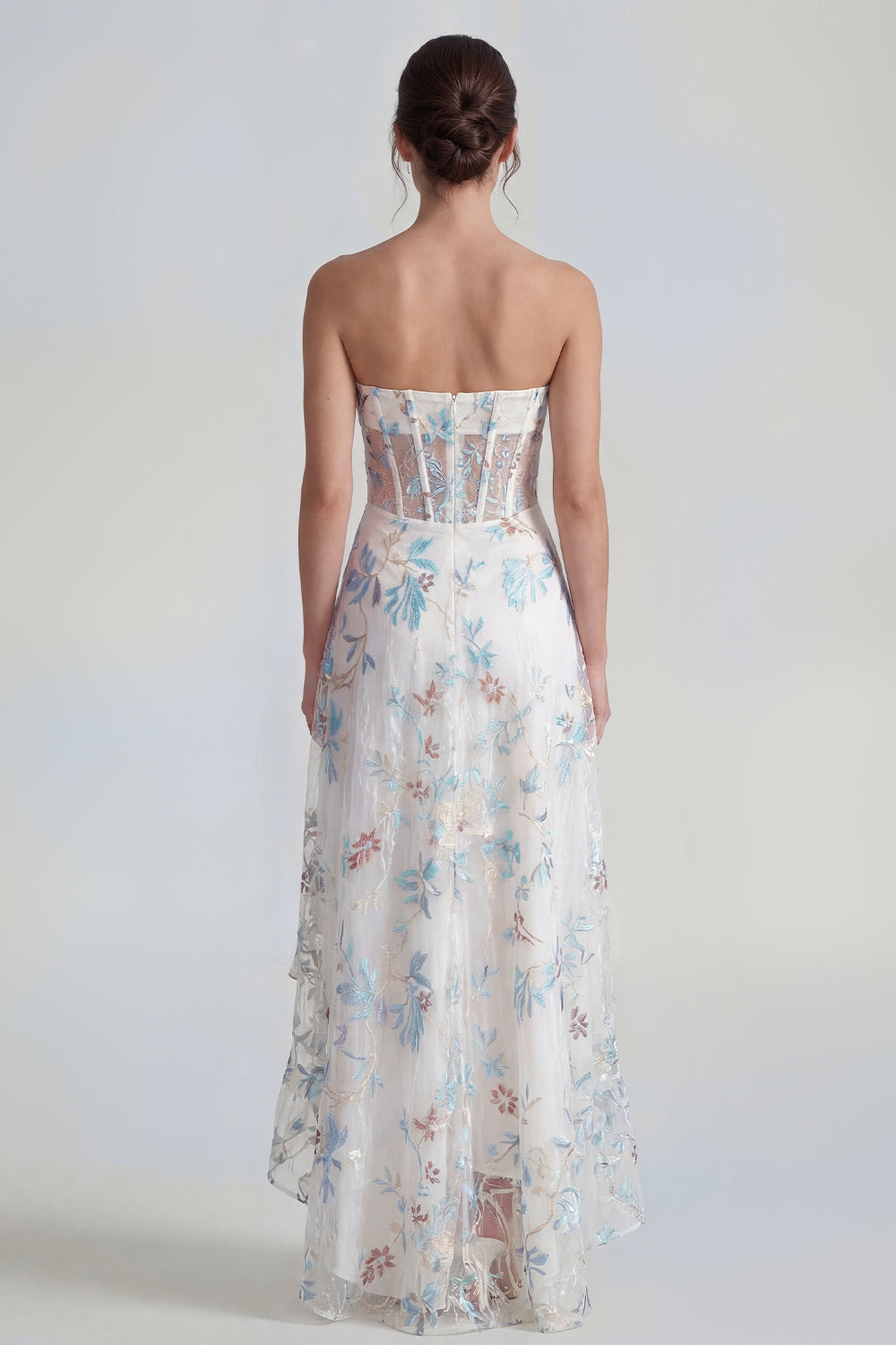 Robe longue bustier en ligne A blanche, imprimé floral et fente à volants