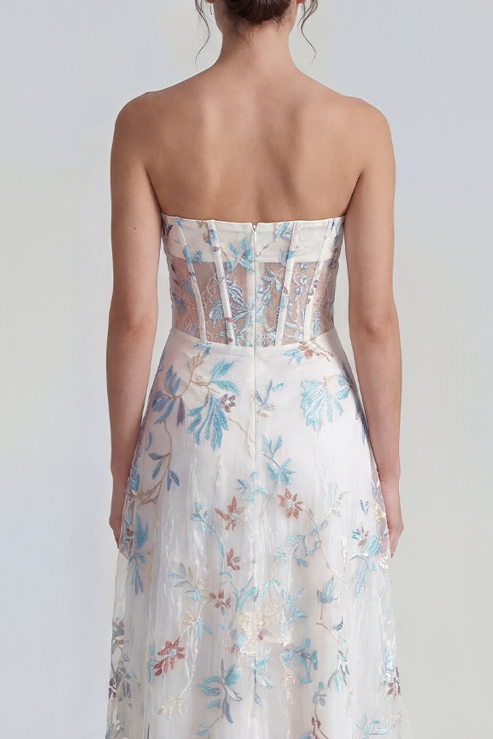 Robe longue bustier en ligne A blanche, imprimé floral et fente à volants