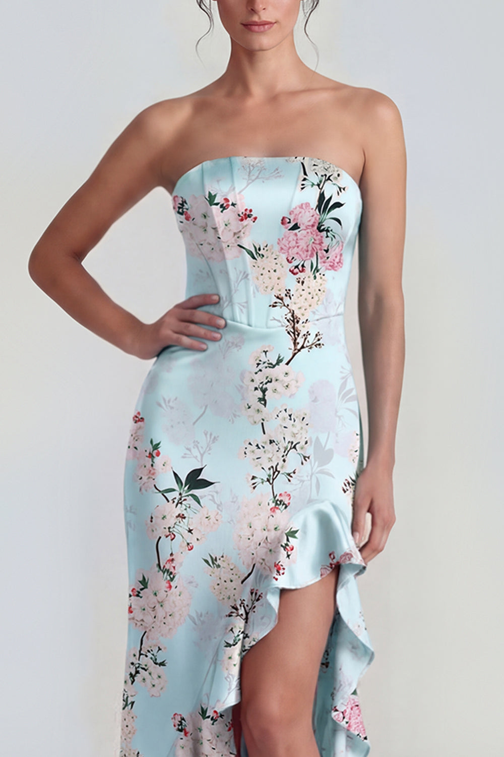 Robe longue fourreau bustier rose à corset et motif floral, avec fente à volants