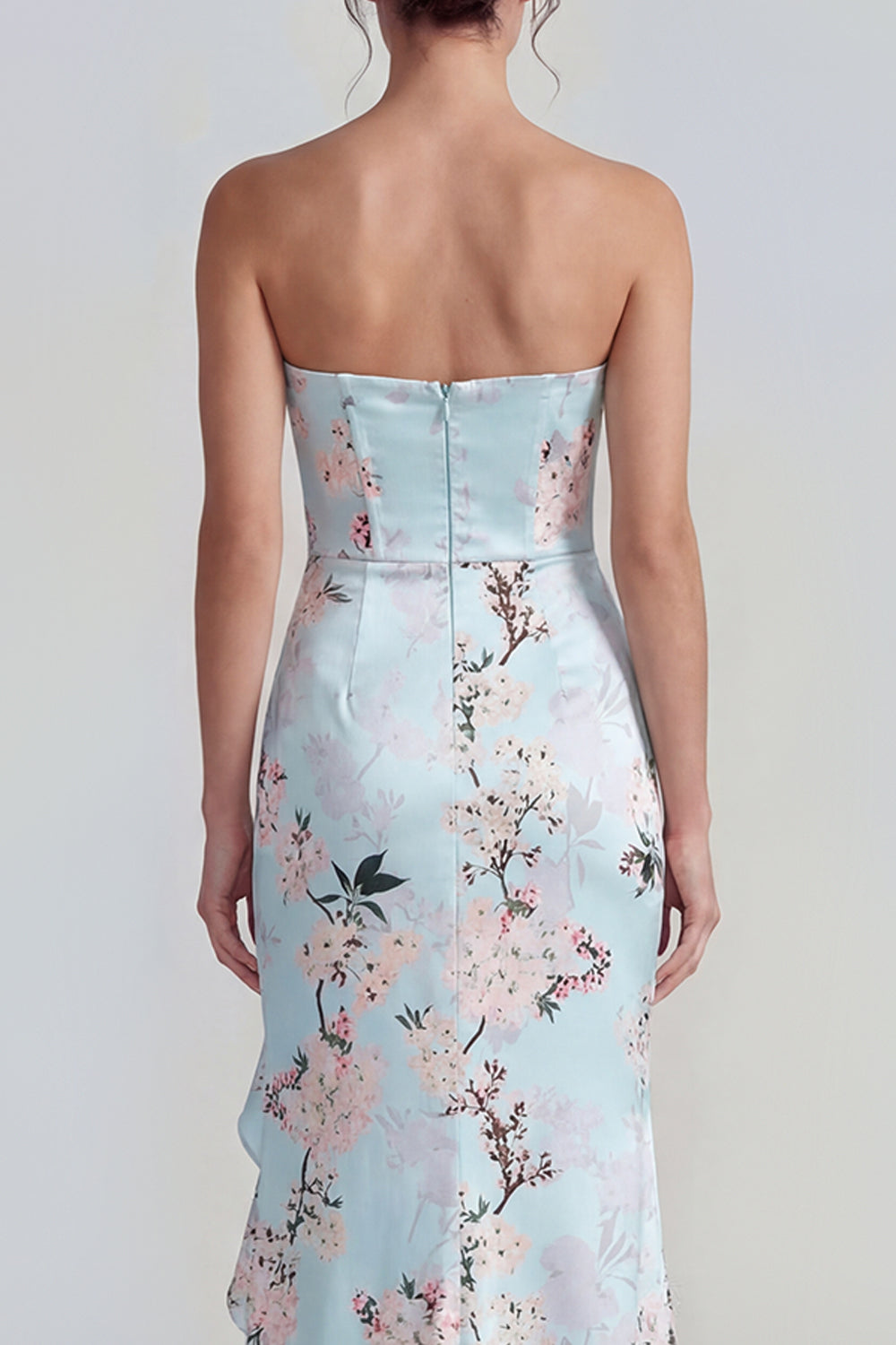 Robe longue fourreau bustier rose à corset et motif floral, avec fente à volants