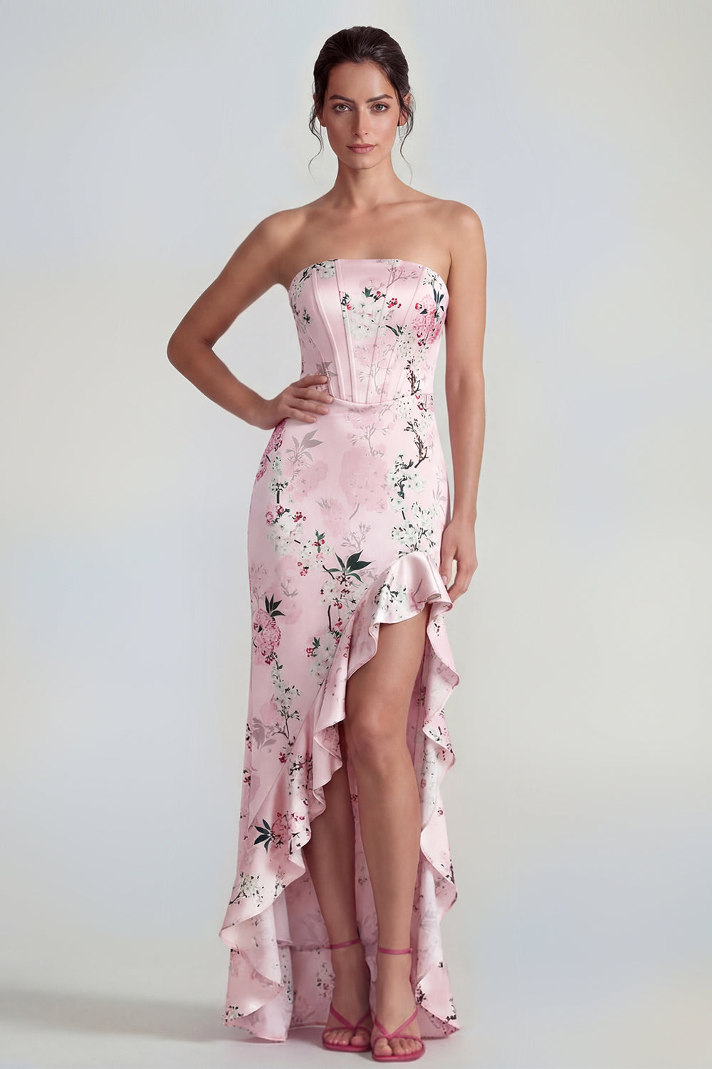 Robe longue fourreau bustier rose à corset et motif floral, avec fente à volants