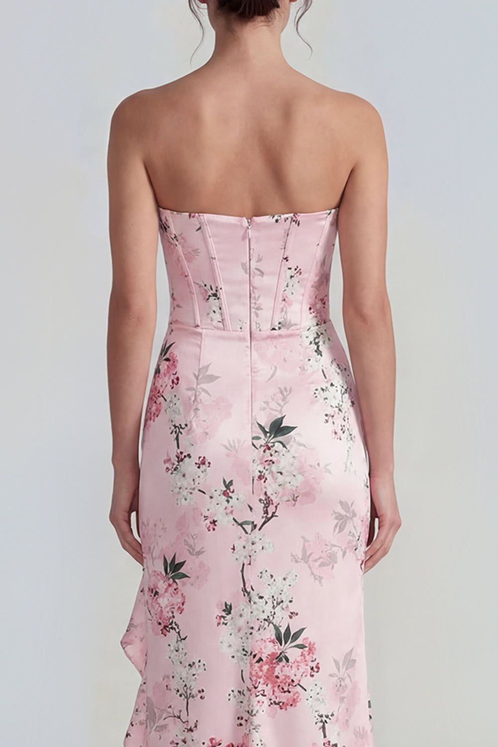 Robe longue fourreau bustier rose à corset et motif floral, avec fente à volants