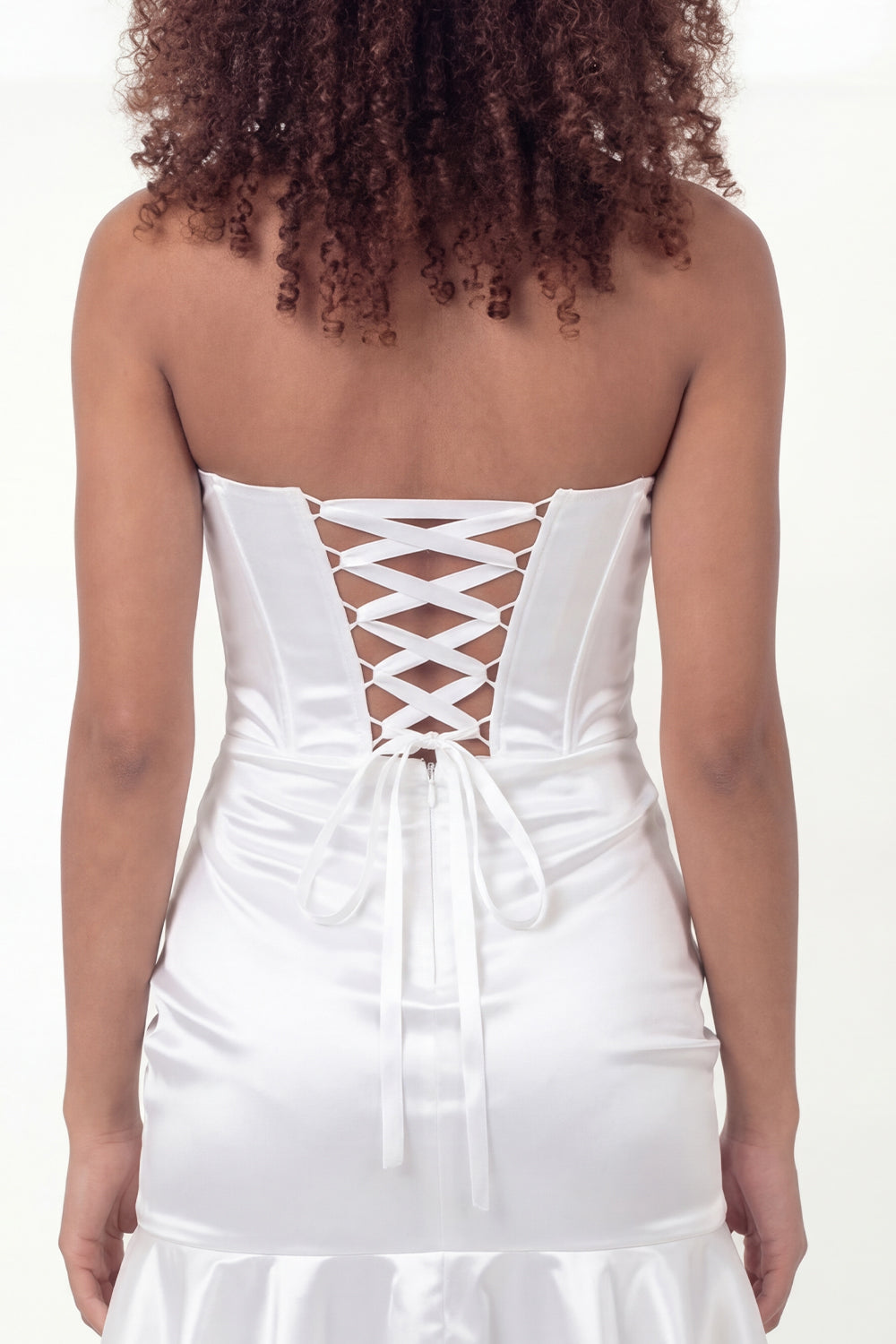 Robe de bal courte en satin blanc avec corset en cœur, fronces et volants