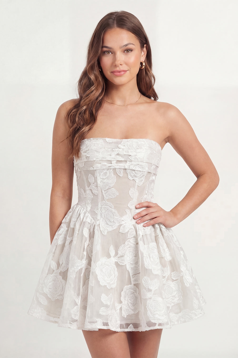 Mini robe blanche bustier coupe évasée à appliques