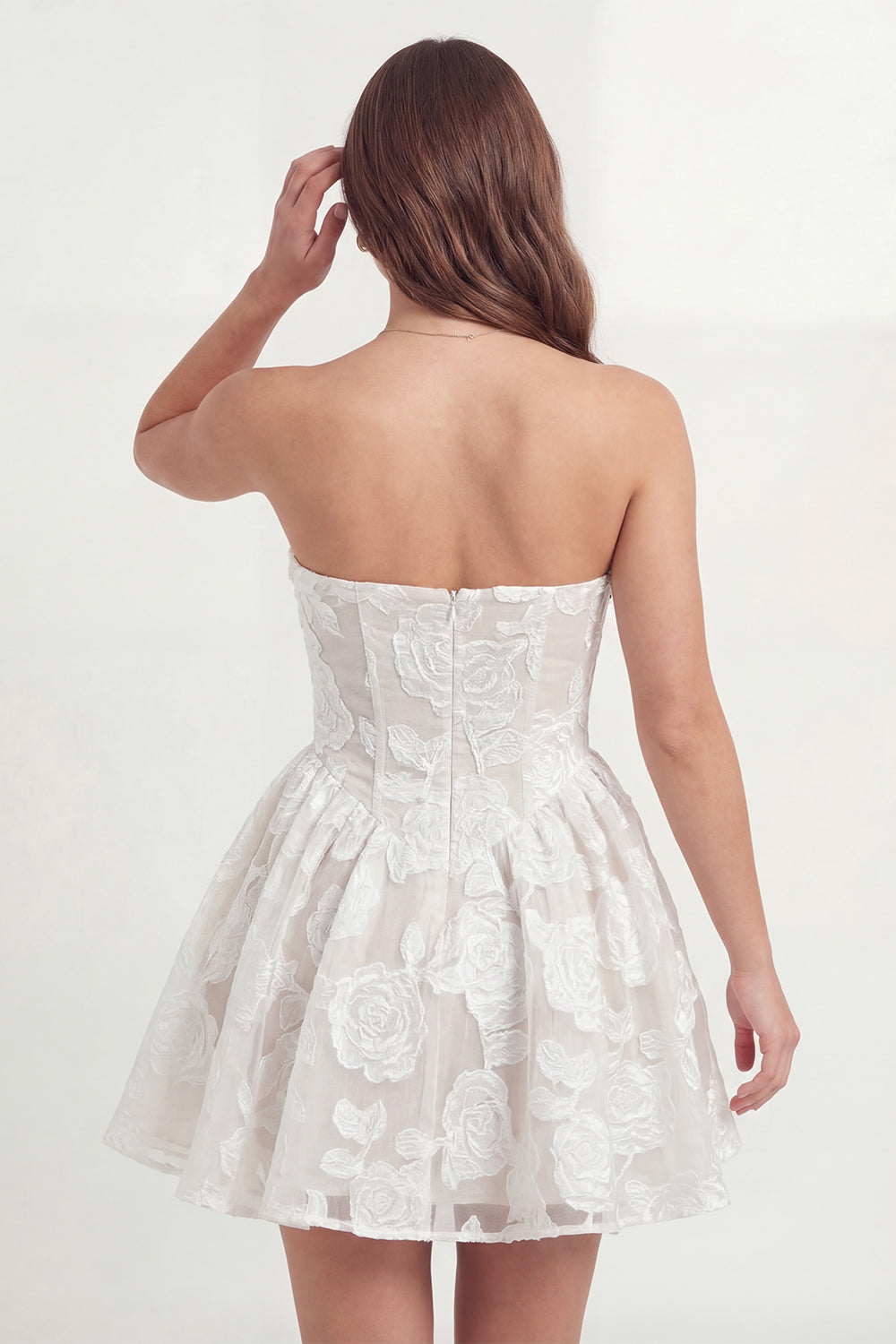 Mini robe blanche bustier coupe évasée à appliques