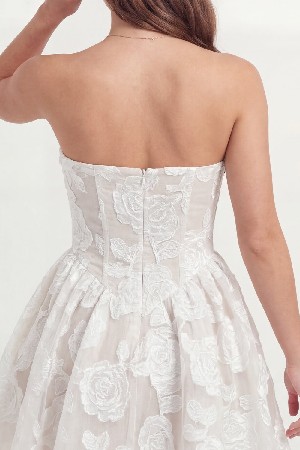 Mini robe blanche bustier coupe évasée à appliques