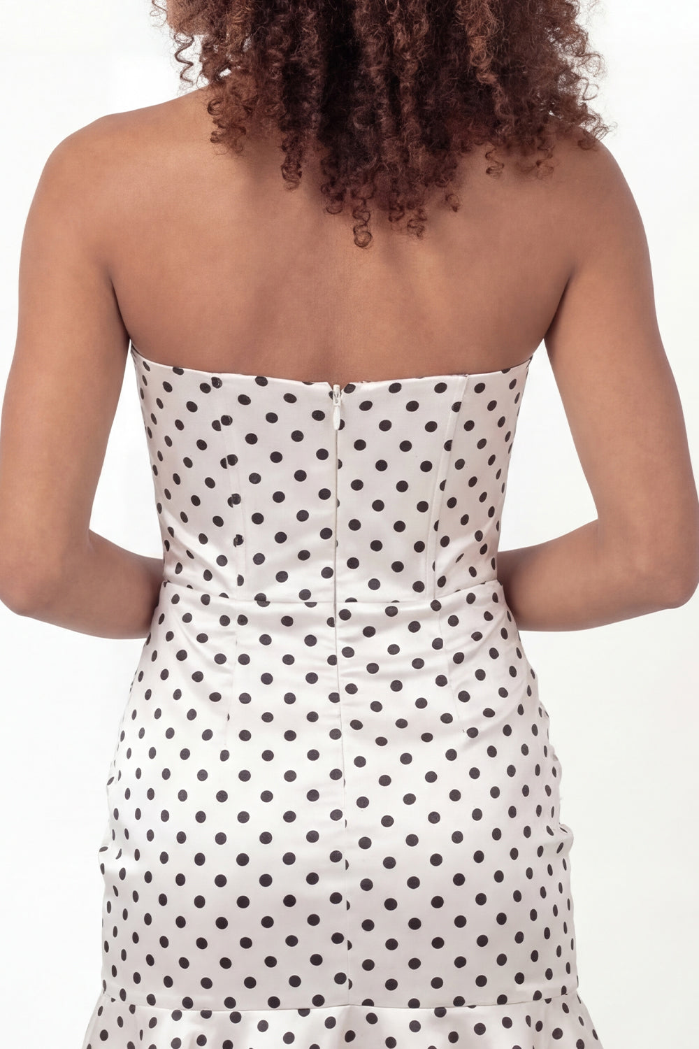 Robe mini corset moulante blanc et noir à pois, encolure cœur et volants