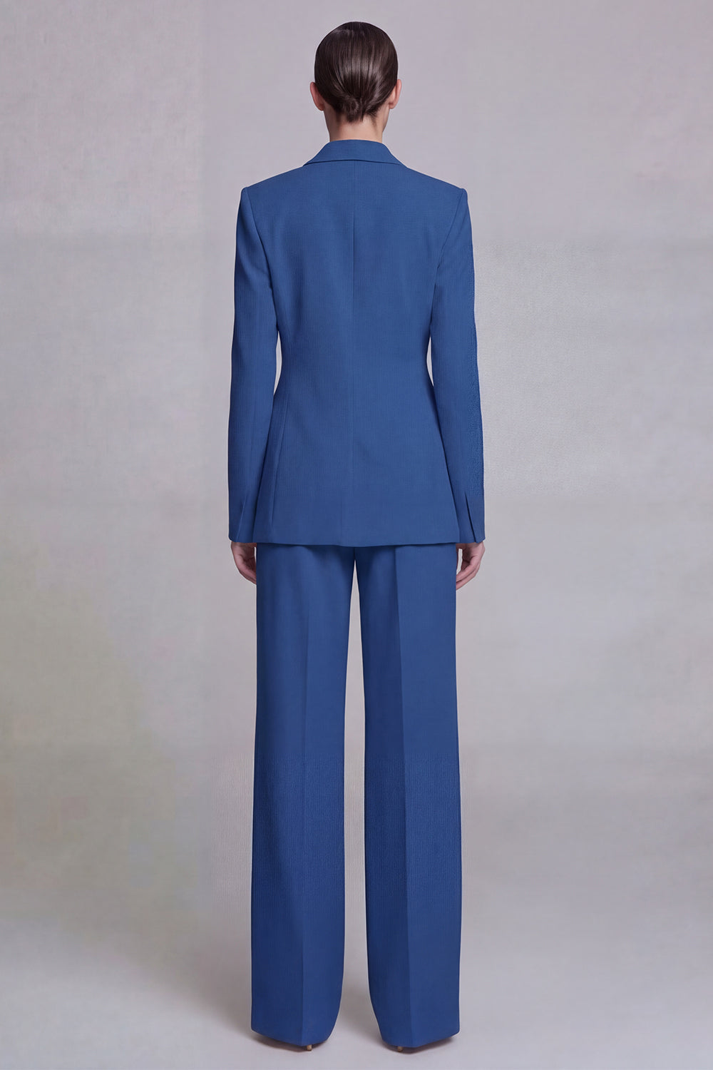 Costumes de bal 2 pièces bleu foncé à revers crantés, simple boutonnage et jambes larges