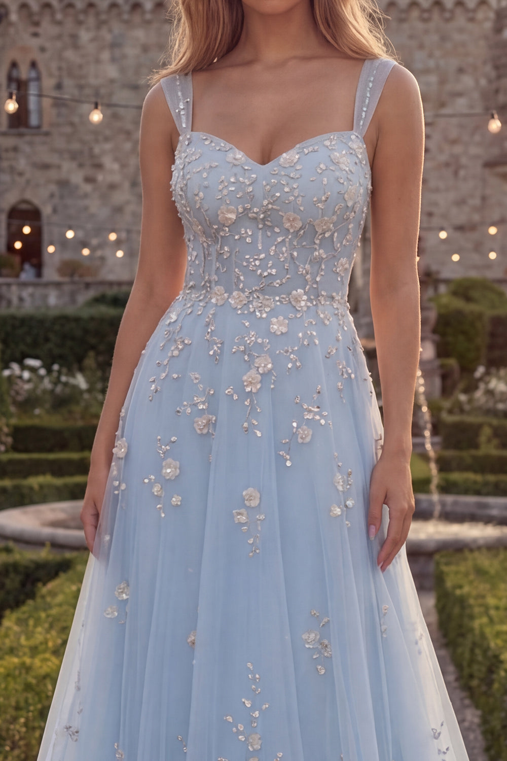 Robe longue de bal bleu étincelant avec bretelles spaghetti et ligne A, en tulle orné de perles et d'appliqués
