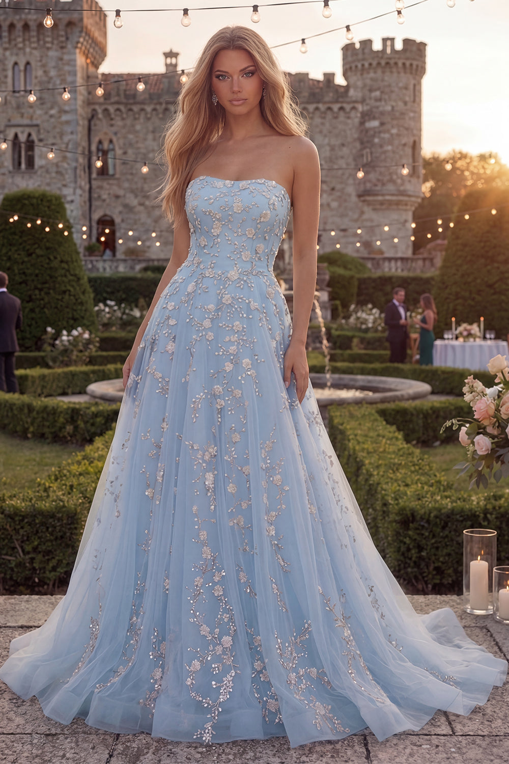 Robe de bal longue en tulle bleu scintillant, de forme trapèze et sans bretelles, ornée de perles et d'appliqués