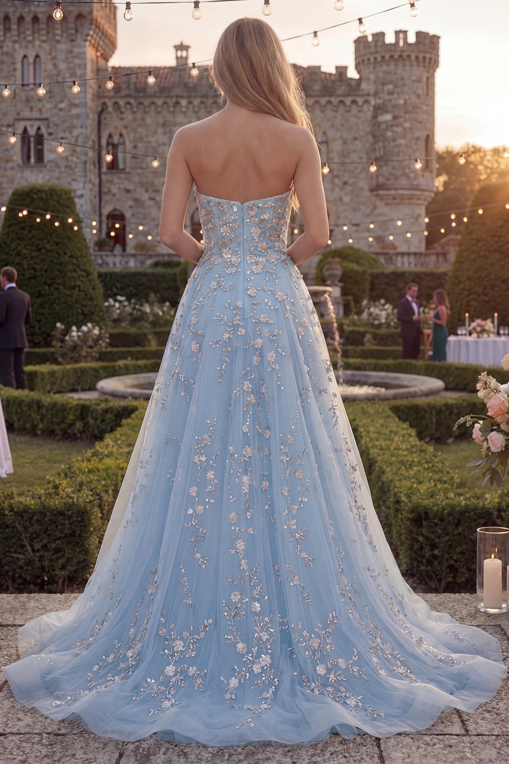 Robe de bal longue en tulle bleu scintillant, de forme trapèze et sans bretelles, ornée de perles et d'appliqués