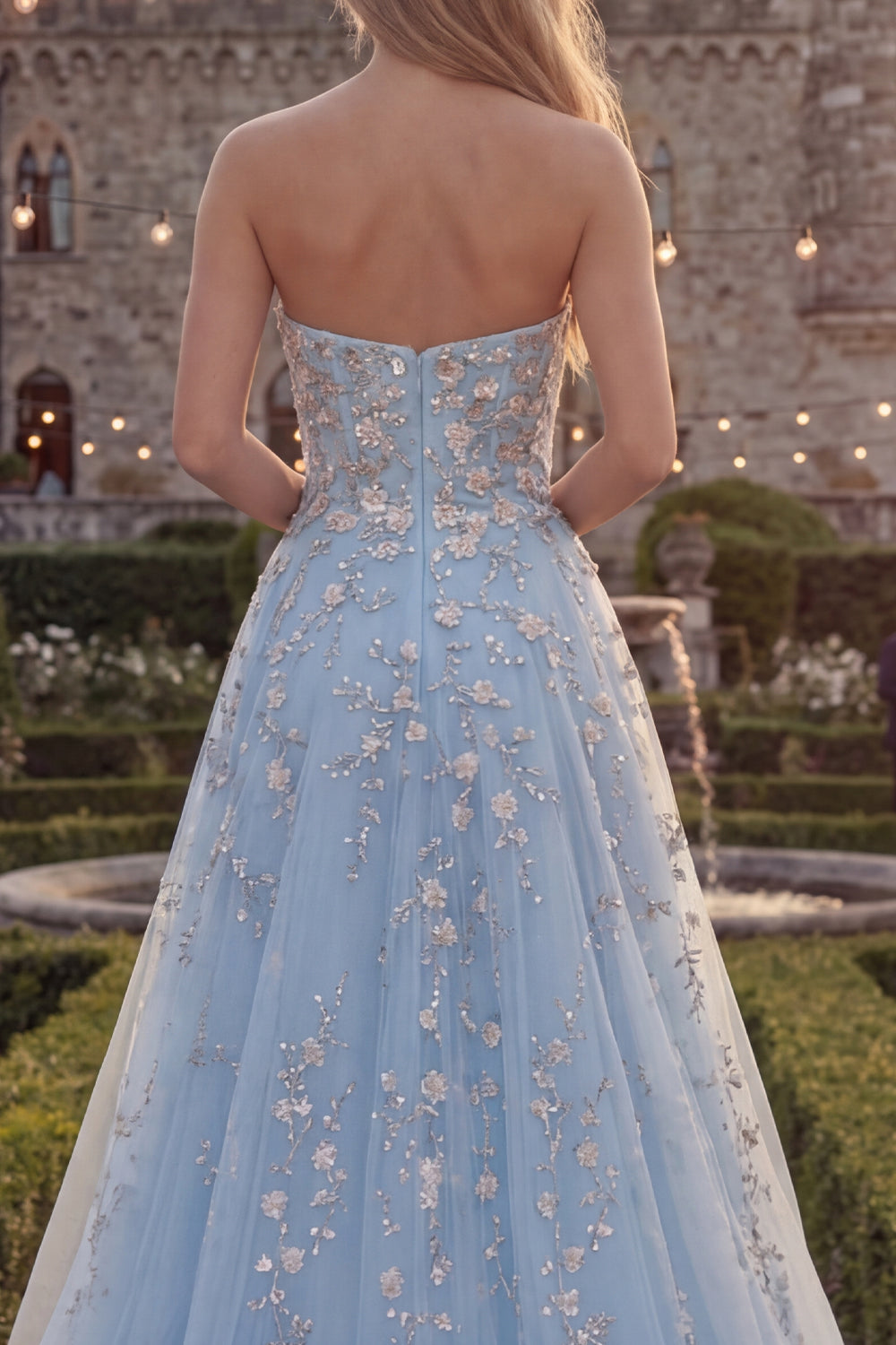 Robe de bal longue en tulle bleu scintillant, de forme trapèze et sans bretelles, ornée de perles et d'appliqués