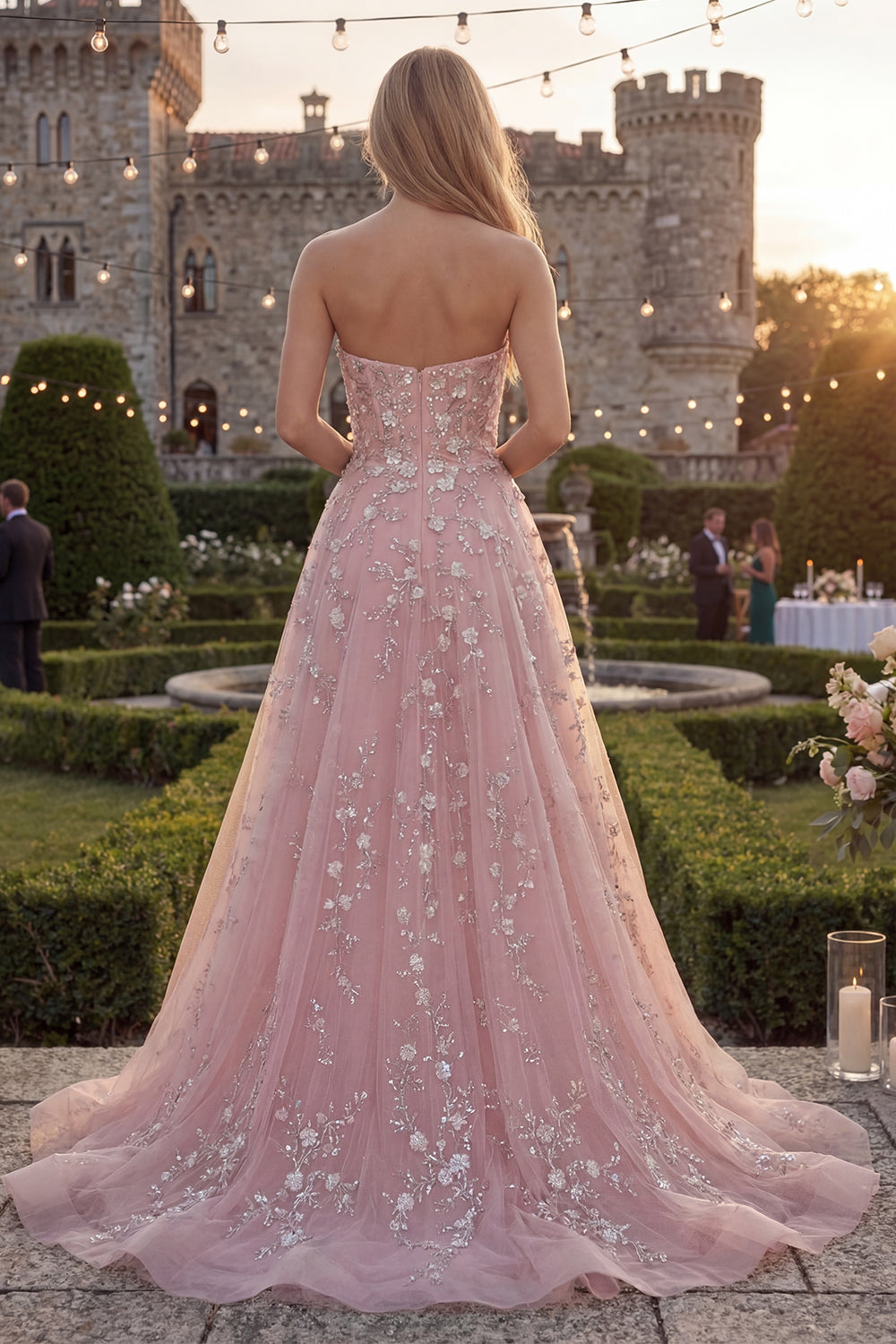 Robe de bal longue en tulle bleu scintillant, de forme trapèze et sans bretelles, ornée de perles et d'appliqués