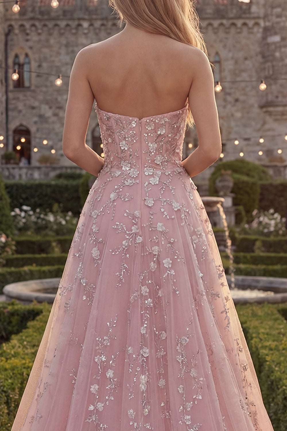 Robe de bal longue en tulle bleu scintillant, de forme trapèze et sans bretelles, ornée de perles et d'appliqués