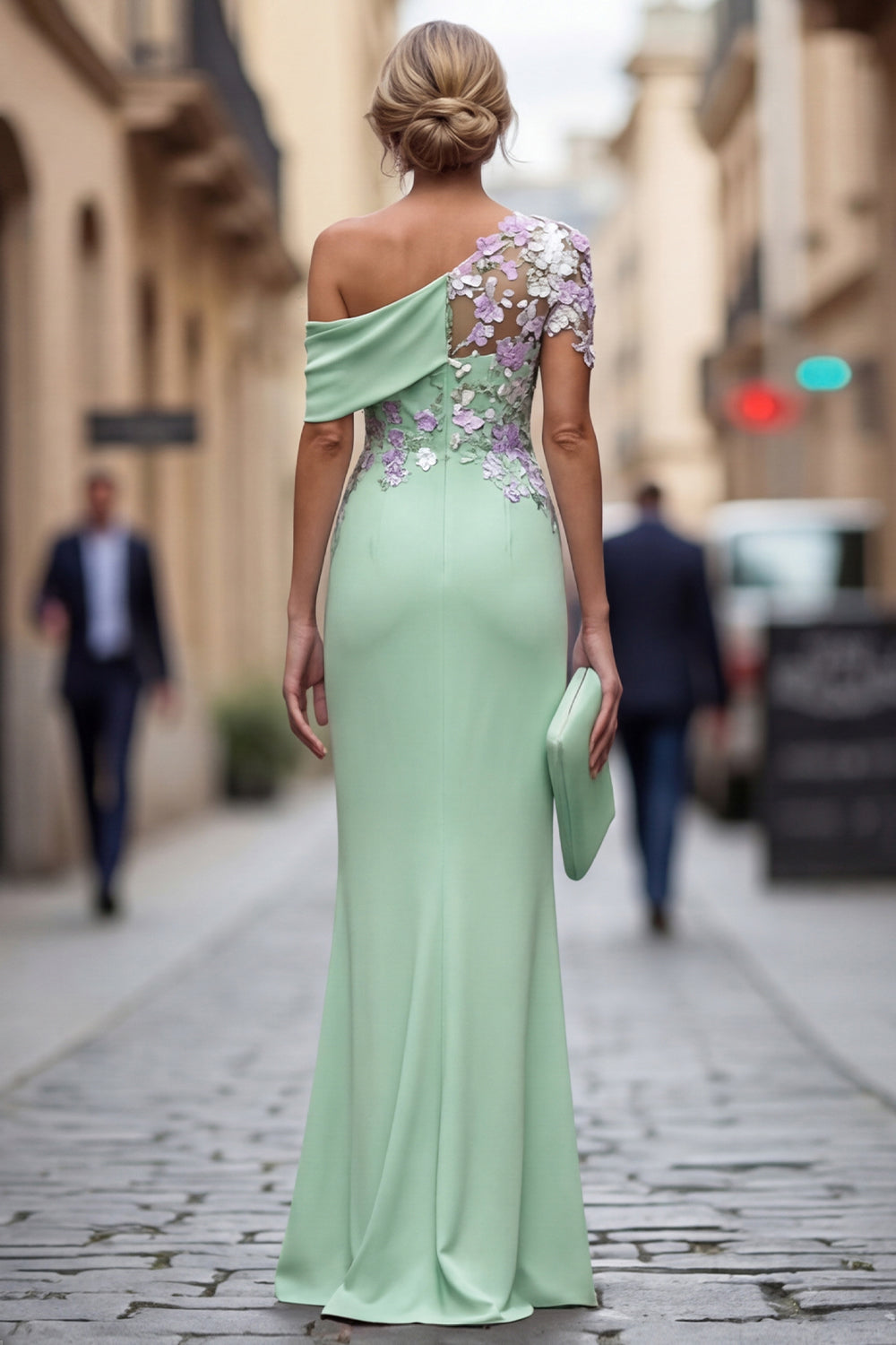 Robe longue fourreau verte asymétrique à fleurs appliquées pour la mère de la mariée